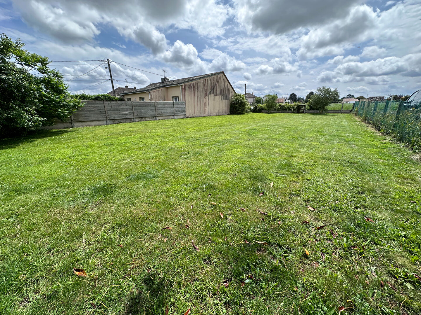 TERRAIN CONSTRUCTIBLE DE 420 M2 - À VIABILISER - HORS LOTISSEMENT