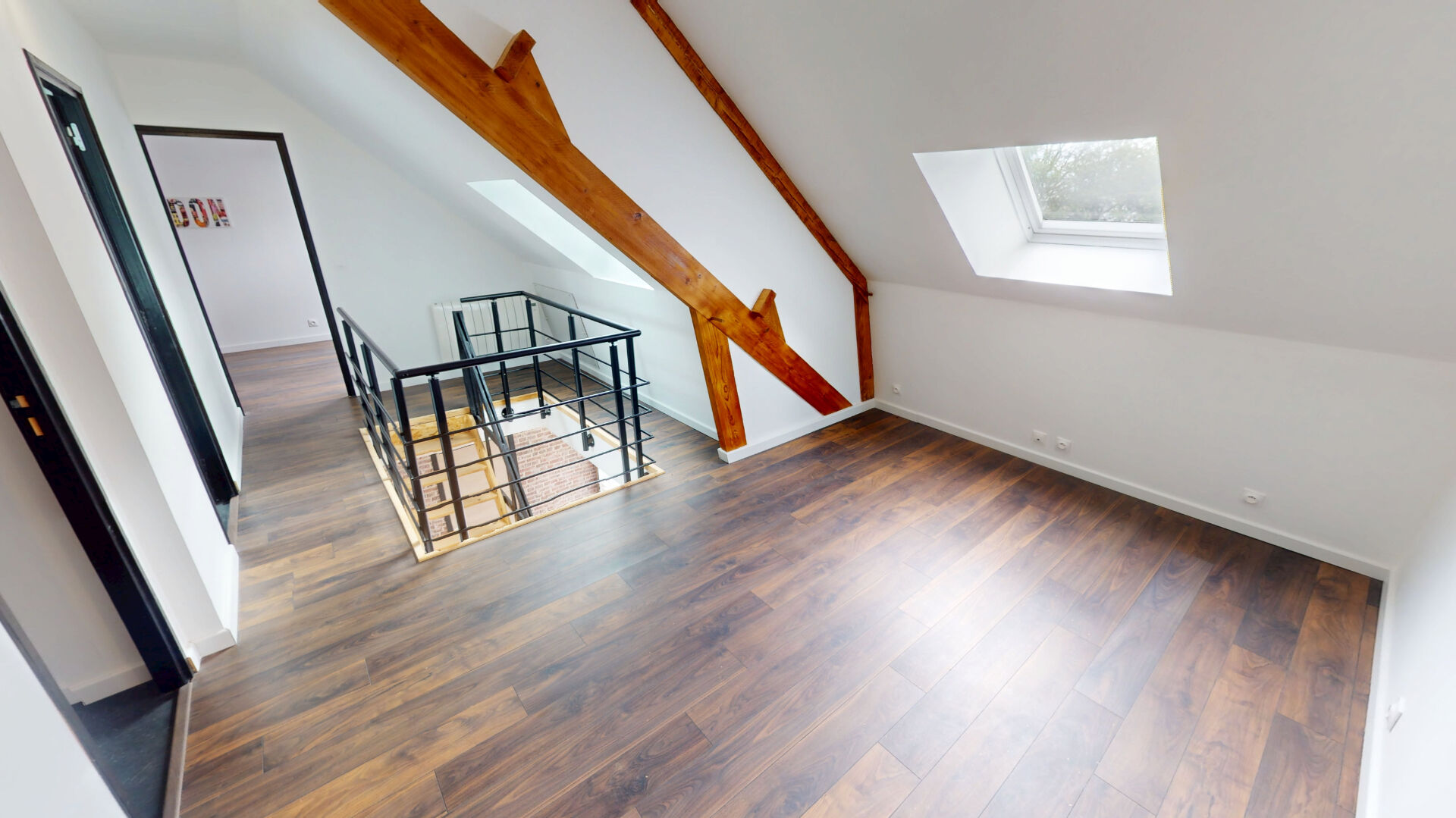 Photo MAISON FAMILIALE AVEC VIE DE PLAIN-PIED - 5 CHAMBRES - 7 MINS DE BAYEUX image 1/6