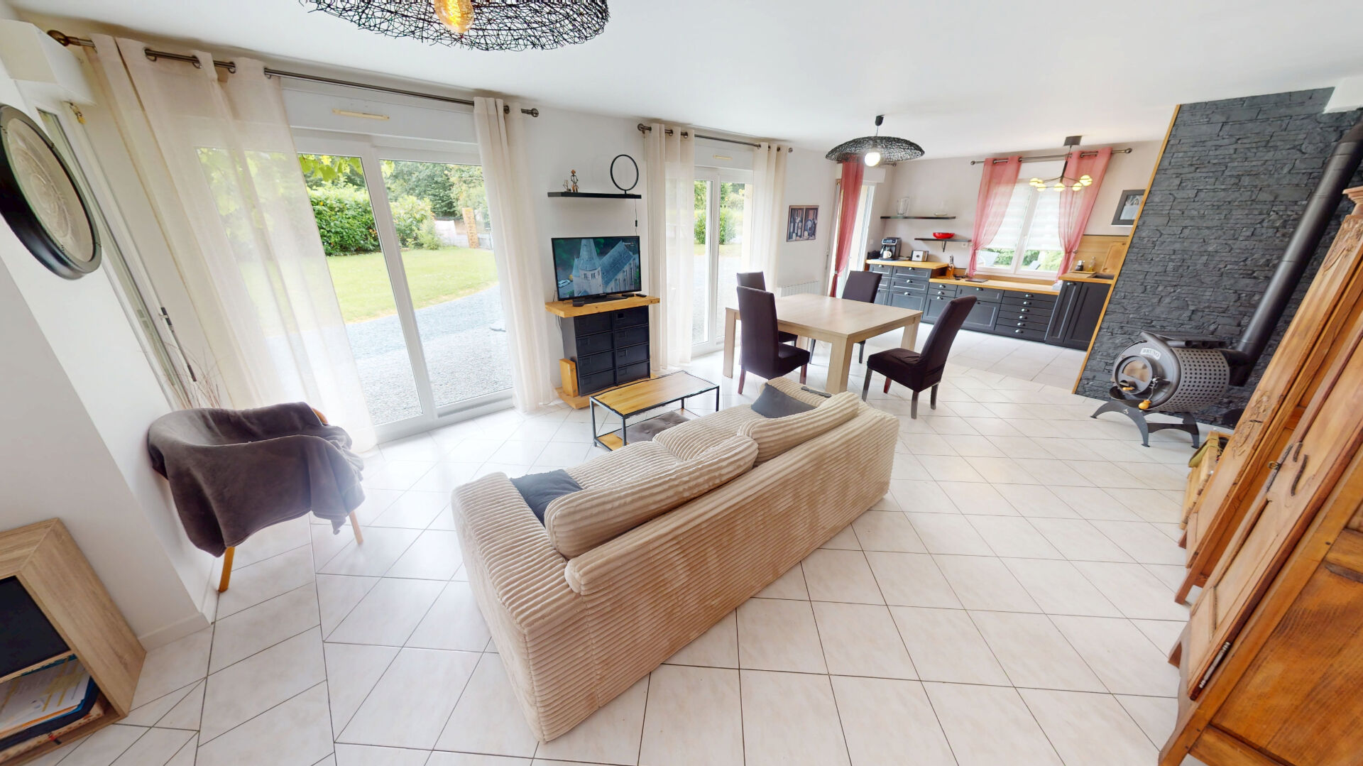 Photo MAISON FAMILIALE AVEC VIE DE PLAIN-PIED - 5 CHAMBRES - 7 MINS DE BAYEUX image 2/6