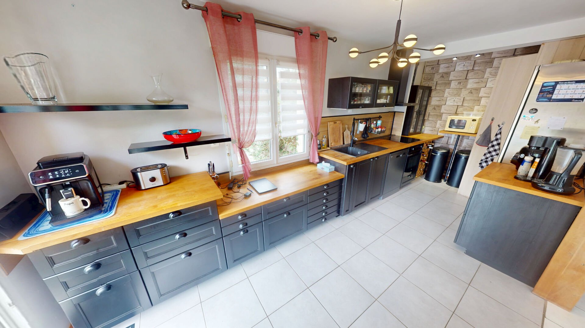 Photo MAISON FAMILIALE AVEC VIE DE PLAIN-PIED - 5 CHAMBRES - 7 MINS DE BAYEUX image 3/6