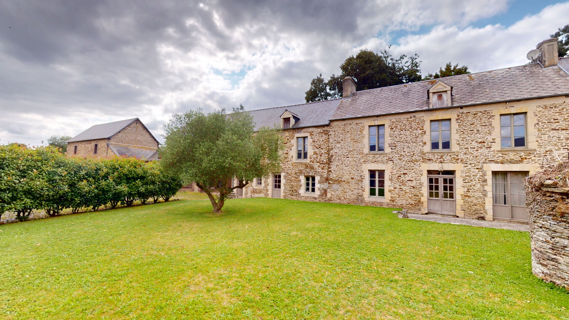ENSEMBLE IMMOBILIER EN PIERRES - MAISON PRINCIPALE 190 M2 ET DÉPENDANCES