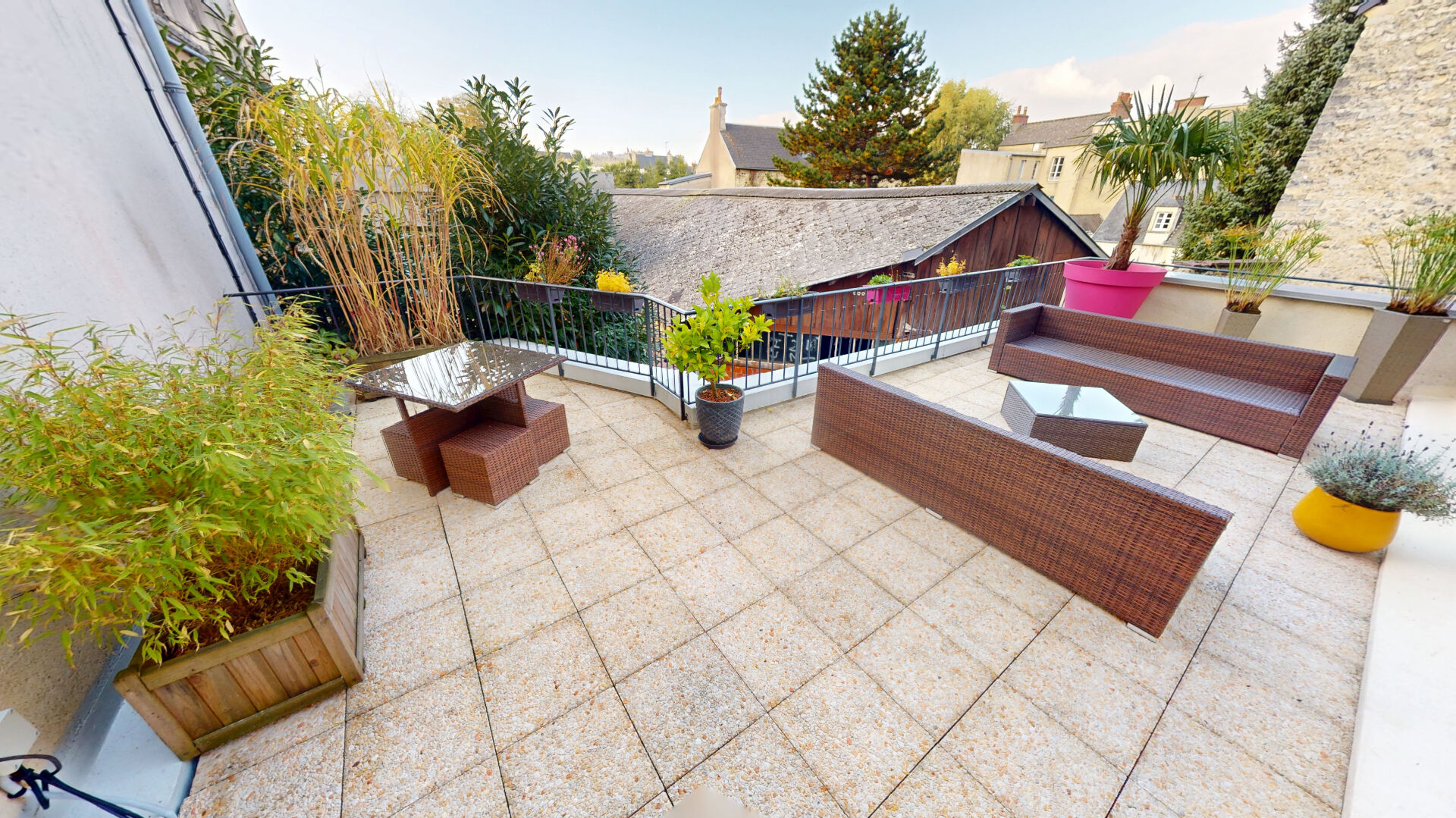 APPARTEMENT T3 PLEIN DE CHARME - GRANDE TERRASSE PRIVATIVE - RUE COMMERÇANTE