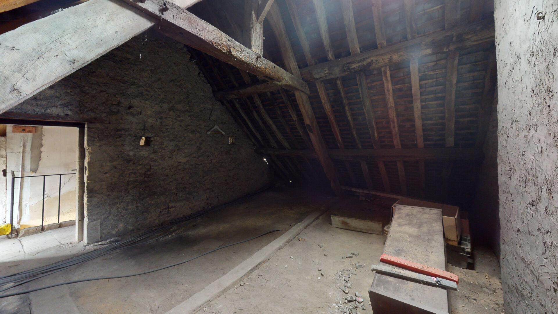 APPARTEMENT À RENOVER - 30 M2 AU SOL - PLACE DE PARKING