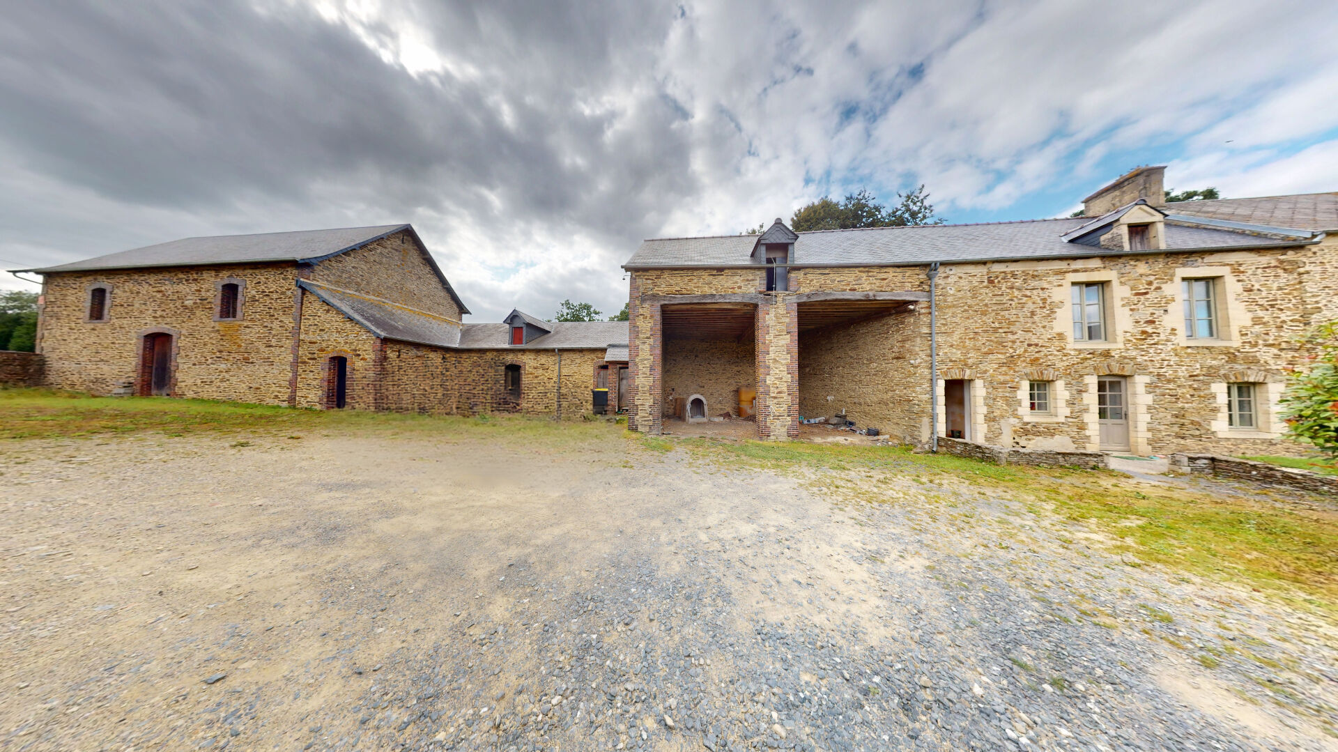 Photo ENSEMBLE IMMOBILIER EN PIERRES - MAISON PRINCIPALE 190 M2 ET DÉPENDANCES image 1/6