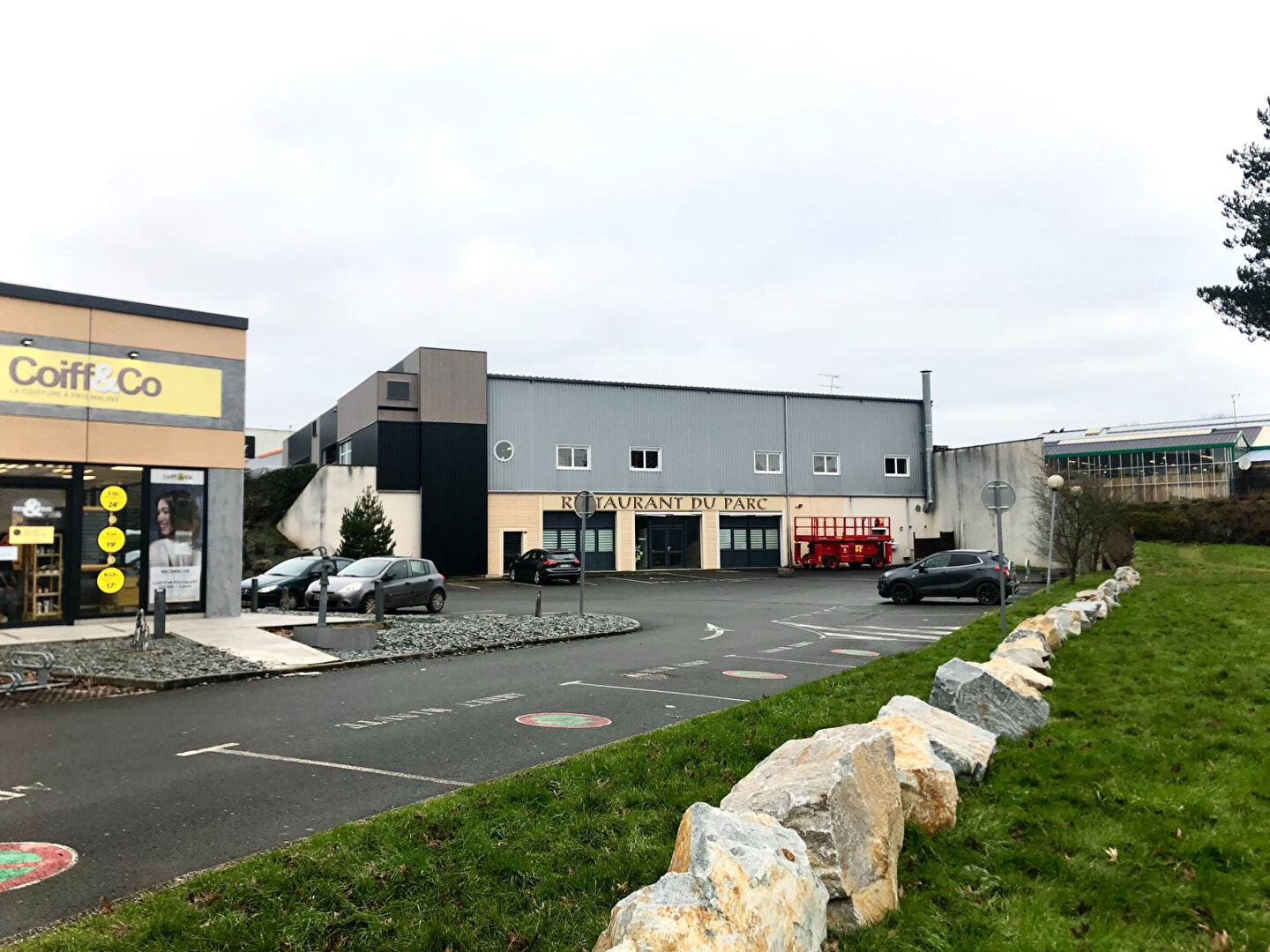 Photo Local commercial 240m²  zone du Parc image 2/6