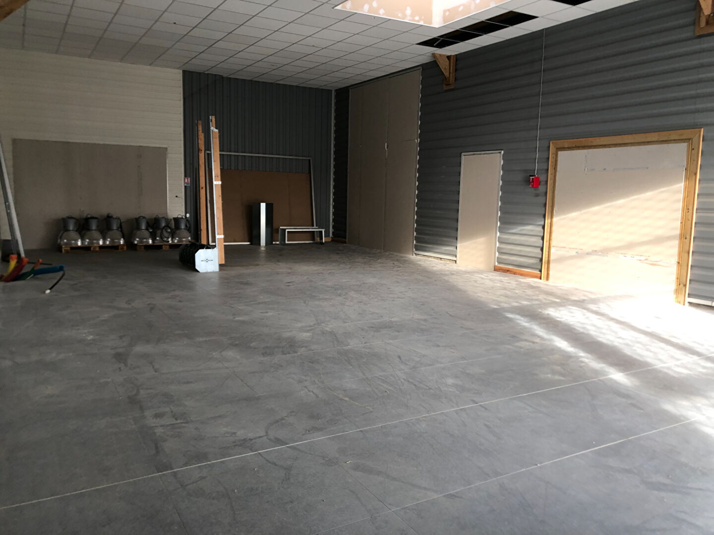 Photo ZA LE PARC Local  110 m2 image 2/5