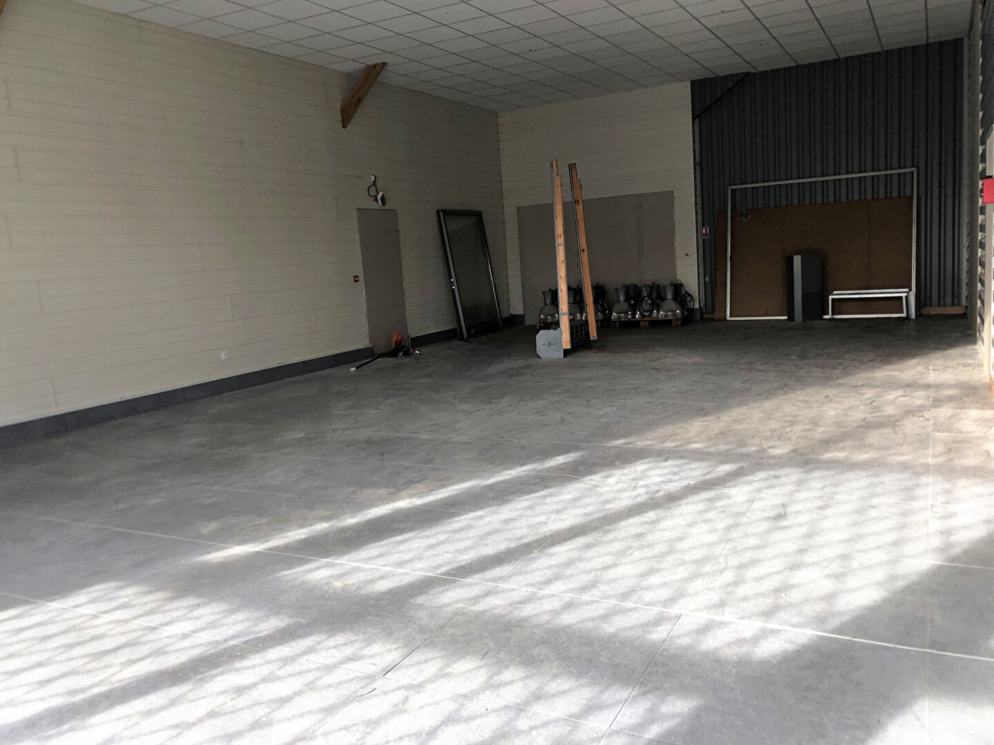 Photo ZA LE PARC Local  110 m2 image 3/5