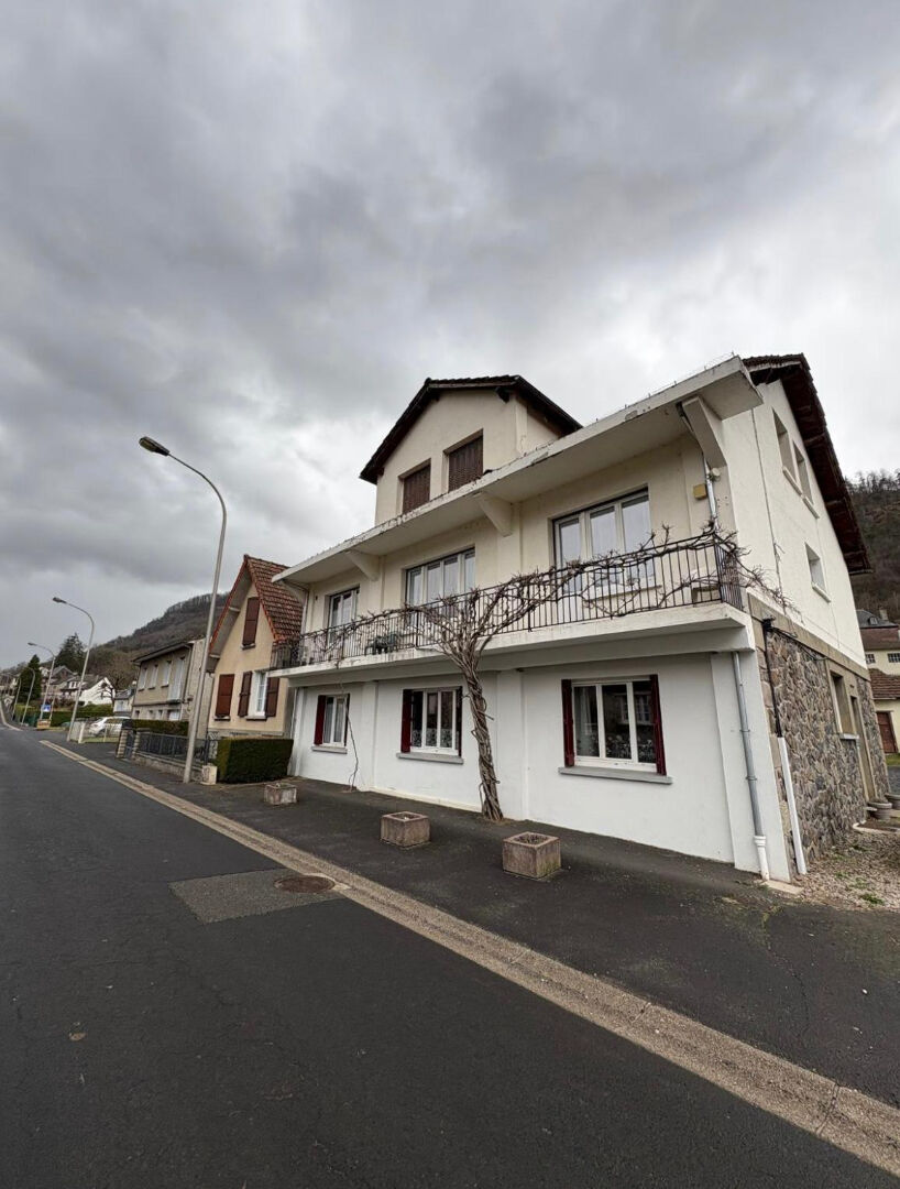Immeuble Vic Sur Cere 10 pièce(s) 211.65 m2