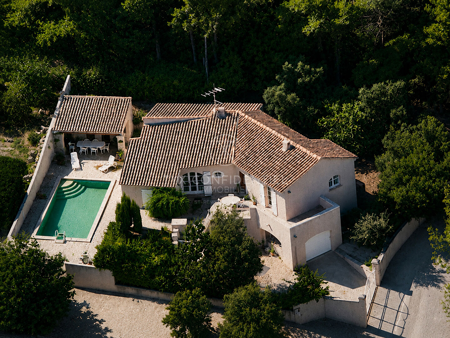 Villa avec piscine sur les hauteurs de NOVES - 9 km de Saint Rémy de Provence