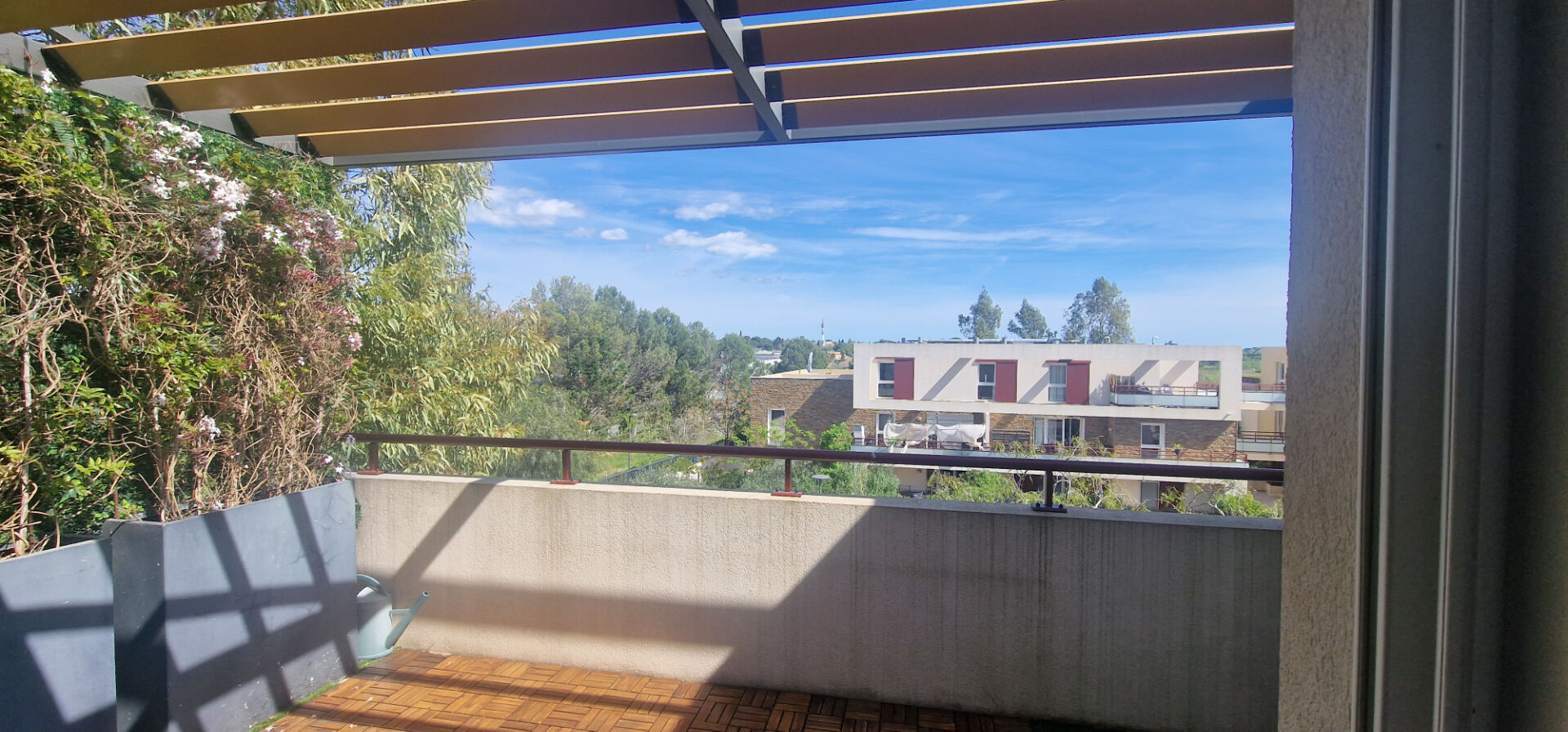 A VENDRE JUVIGNAC DERNIER ETAGE Appartement FF4  77 M2  terrasse 12 M2 GARAGE