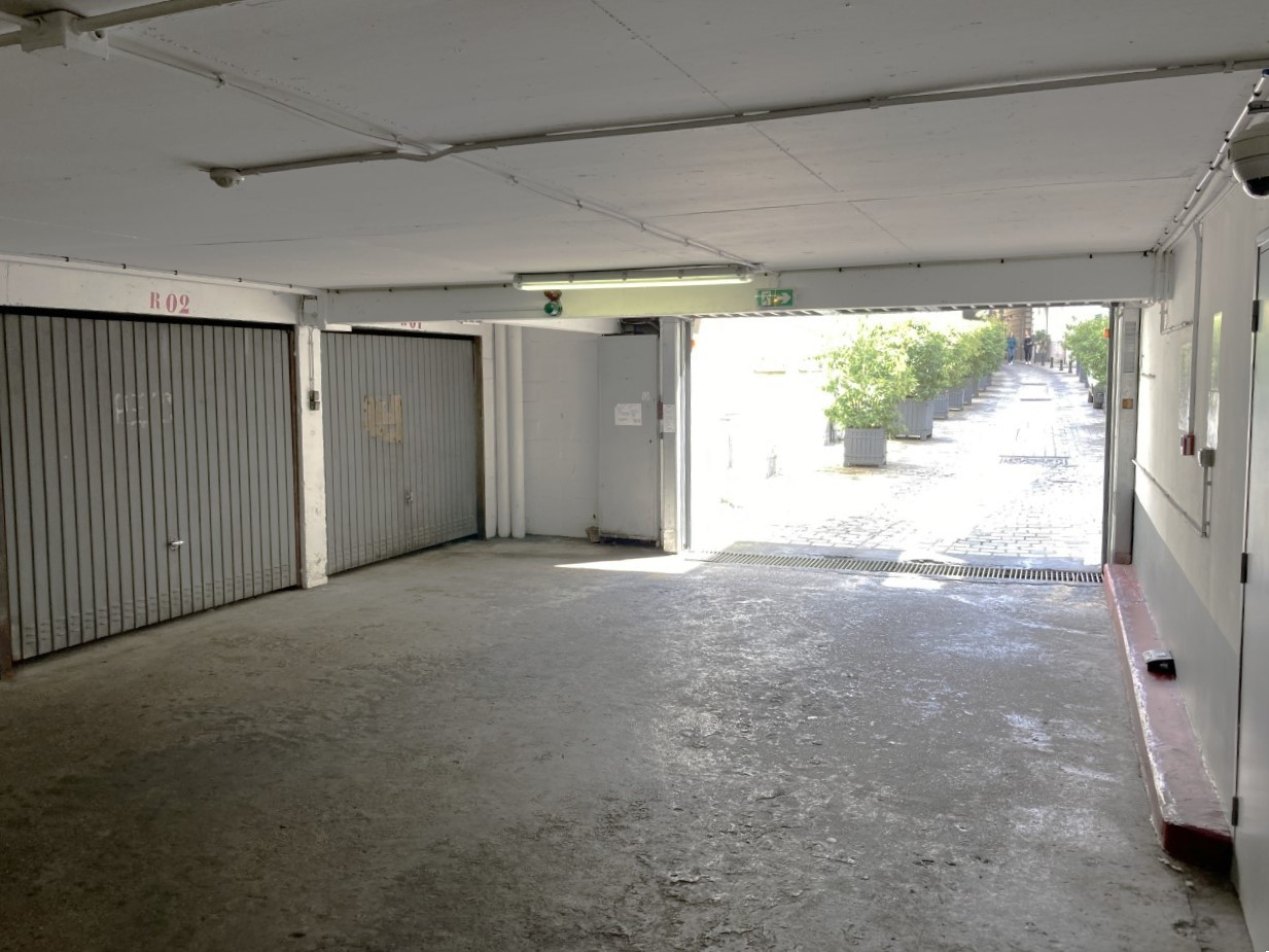 PARIS 16e - BOX DE STATIONNEMENT - 16 m2