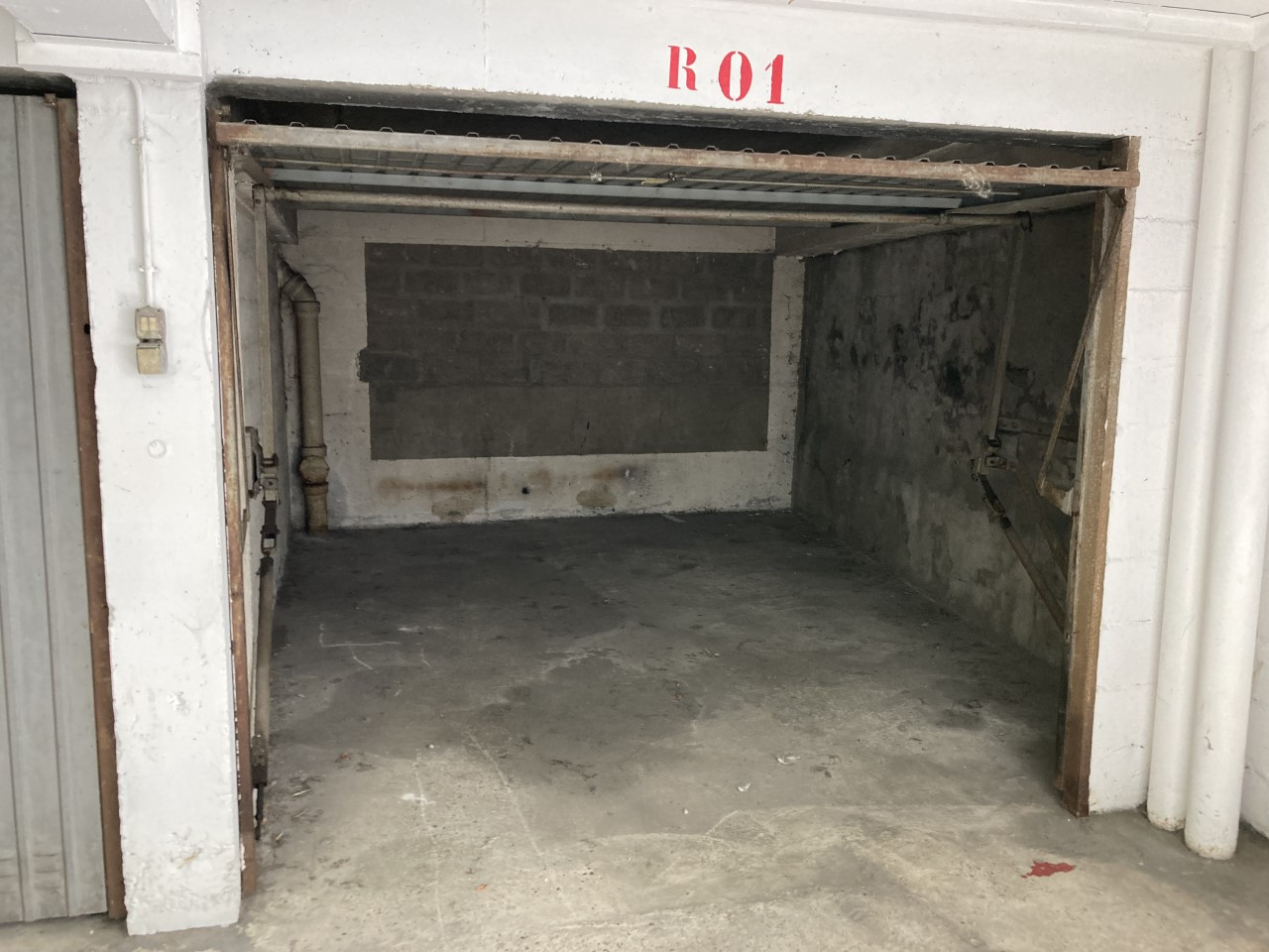 Photo PARIS 16e - BOX DE STATIONNEMENT - 16 m2 image 2/4