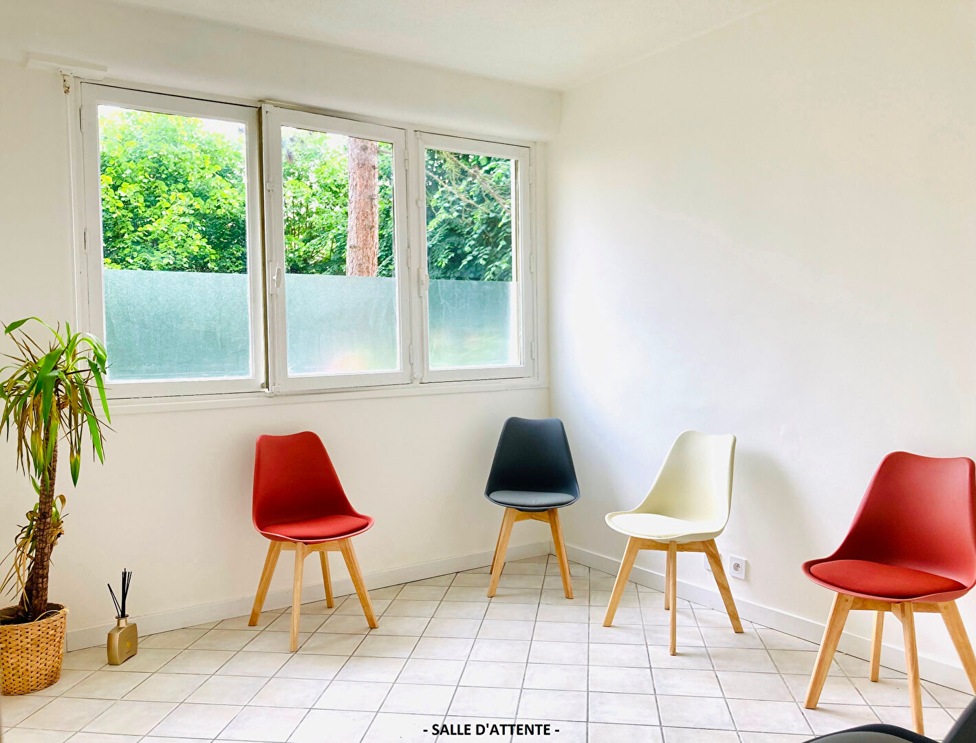 LIVRY GARGAN - BUREAU D'AVOCAT AVEC PARKING - 10 m²