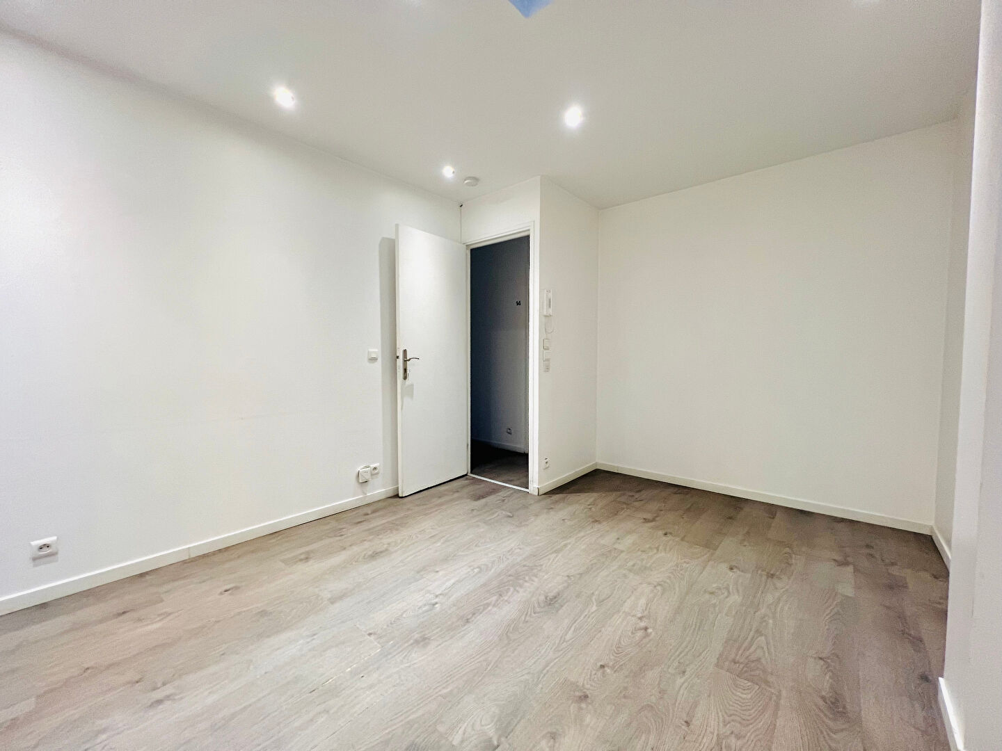 Photo BOBIGNY - BUREAU D'AVOCAT - 11,37 m2 image 3/6