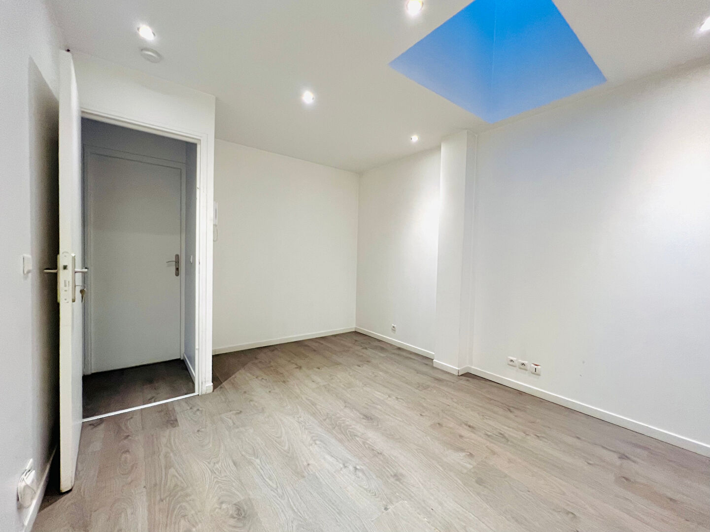 Photo BOBIGNY - BUREAU D'AVOCAT - 11,37 m2 image 4/6