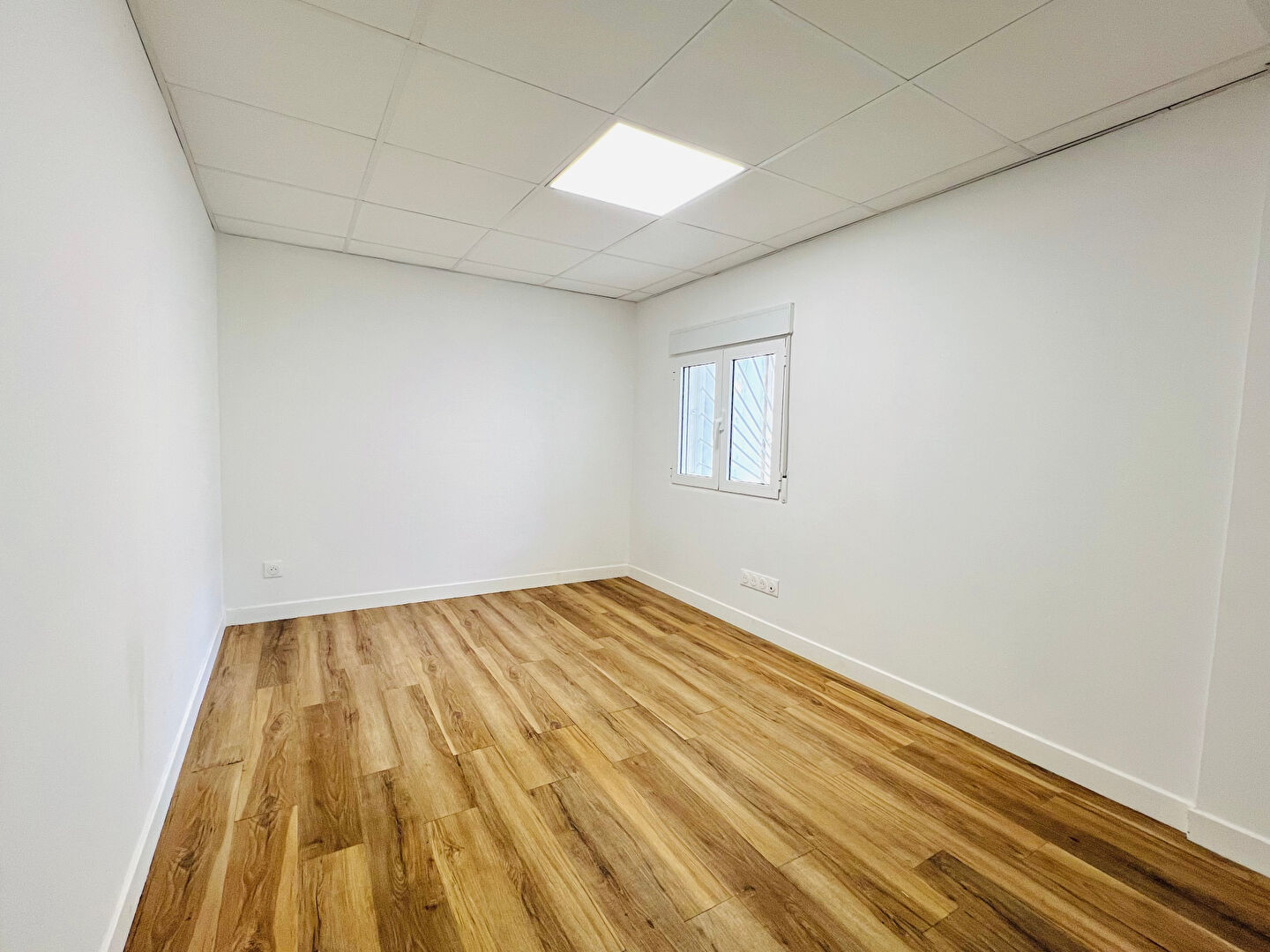 Photo BOBIGNY - BUREAU D'AVOCAT - 10,20 m2 image 2/5