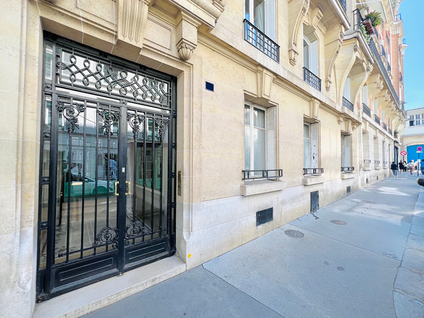 Photo PARIS 7e - APPARTEMENT 3 PIECES + CAVES - 84 m² image 2/6