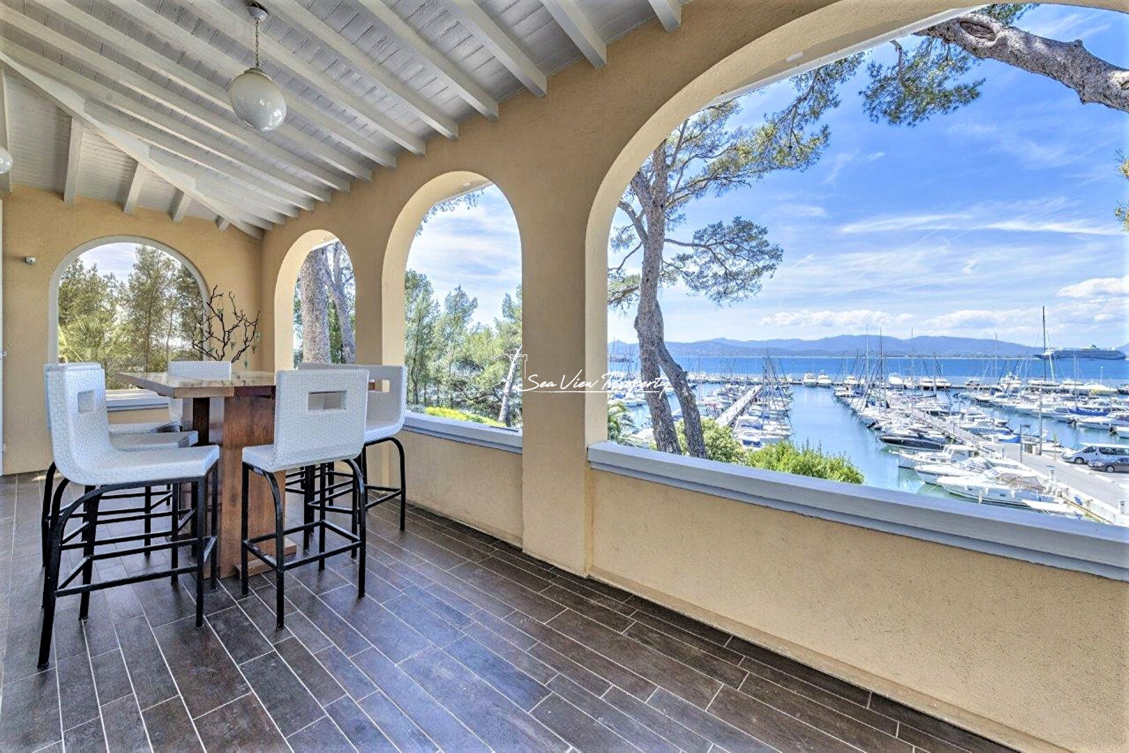 Photo SAINT-RAPHAËL, MAISON PIEDS DANS L'EAU 10 PIECES. image 2/6