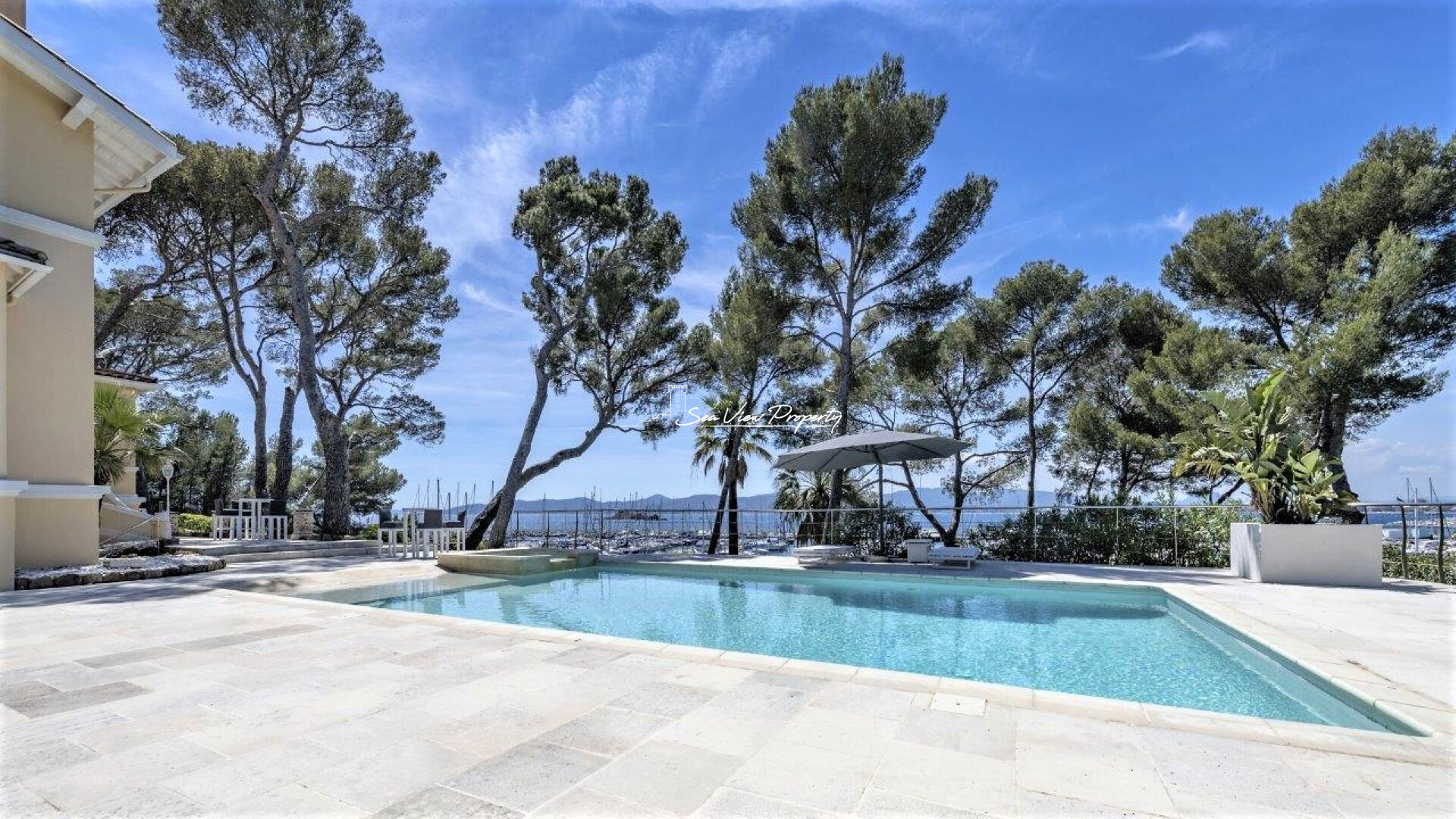 Photo SAINT-RAPHAËL, MAISON PIEDS DANS L'EAU 10 PIECES. image 3/6