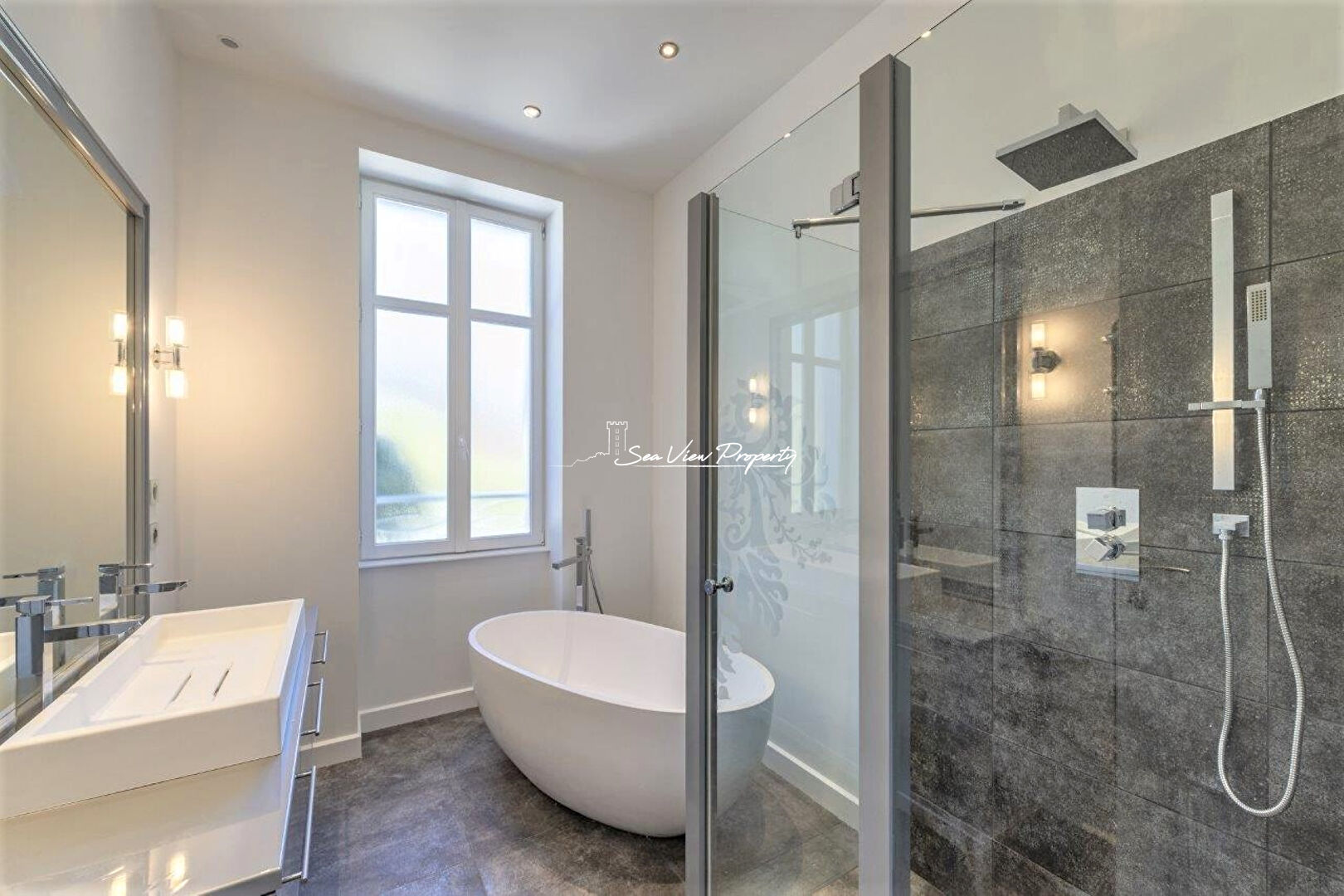 Photo SAINT-RAPHAËL, MAISON PIEDS DANS L'EAU 10 PIECES. image 6/6