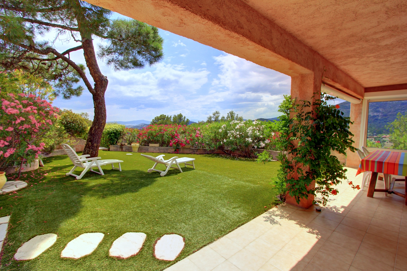 Photo VILLA PROVENCALE 108M² 5 PIECES AVEC 4 CHAMBRES VUE MER SUR LA BAIE DE SAINT TROPEZ, AUX ISSAMBRES image 2/6