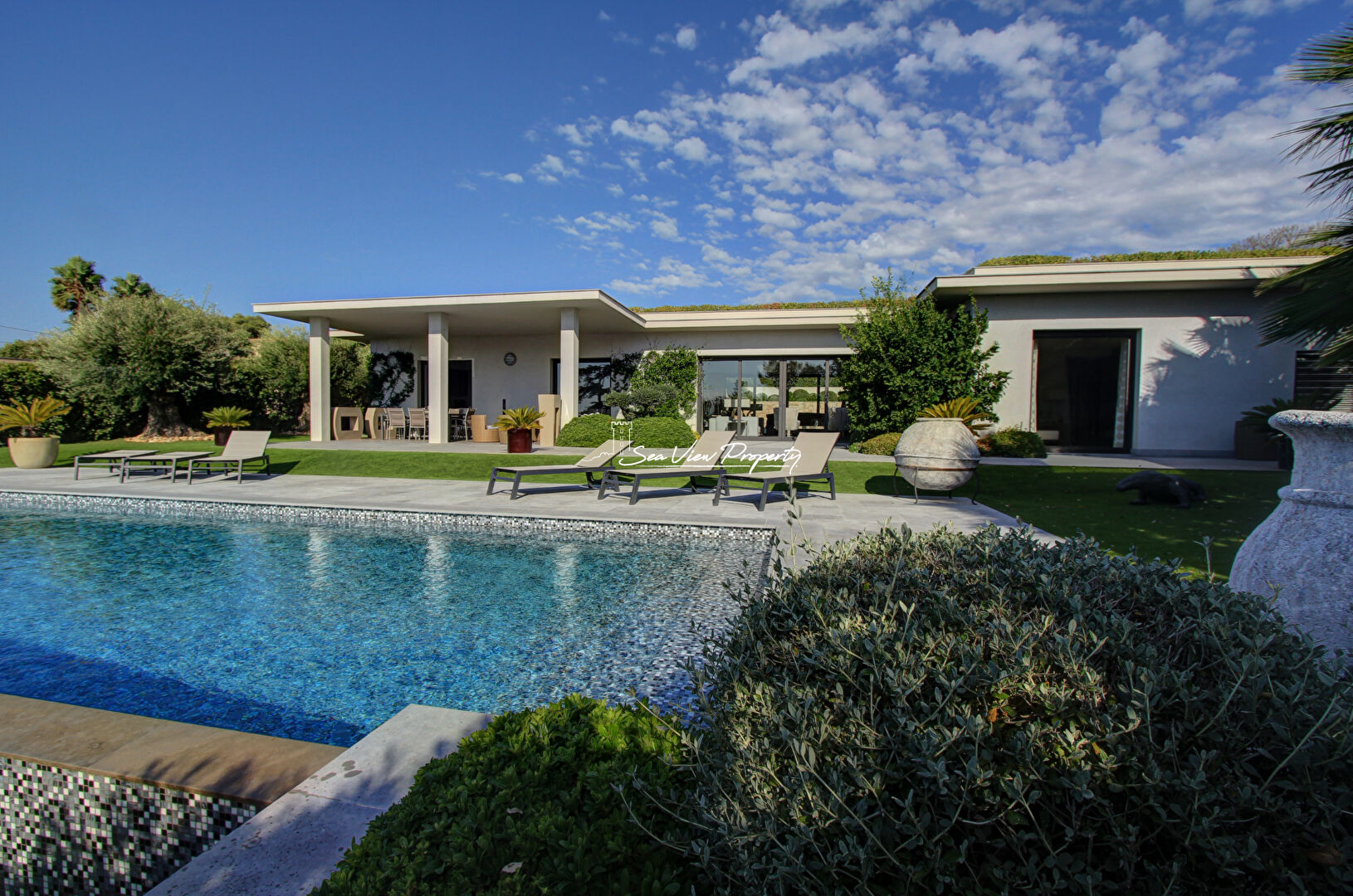 Photo VILLA LUXUEUSE DE PLAIN PIED AVEC 5 PIECES VUE MER, A PIED DES PLAGES DE GRIMAUD image 2/6