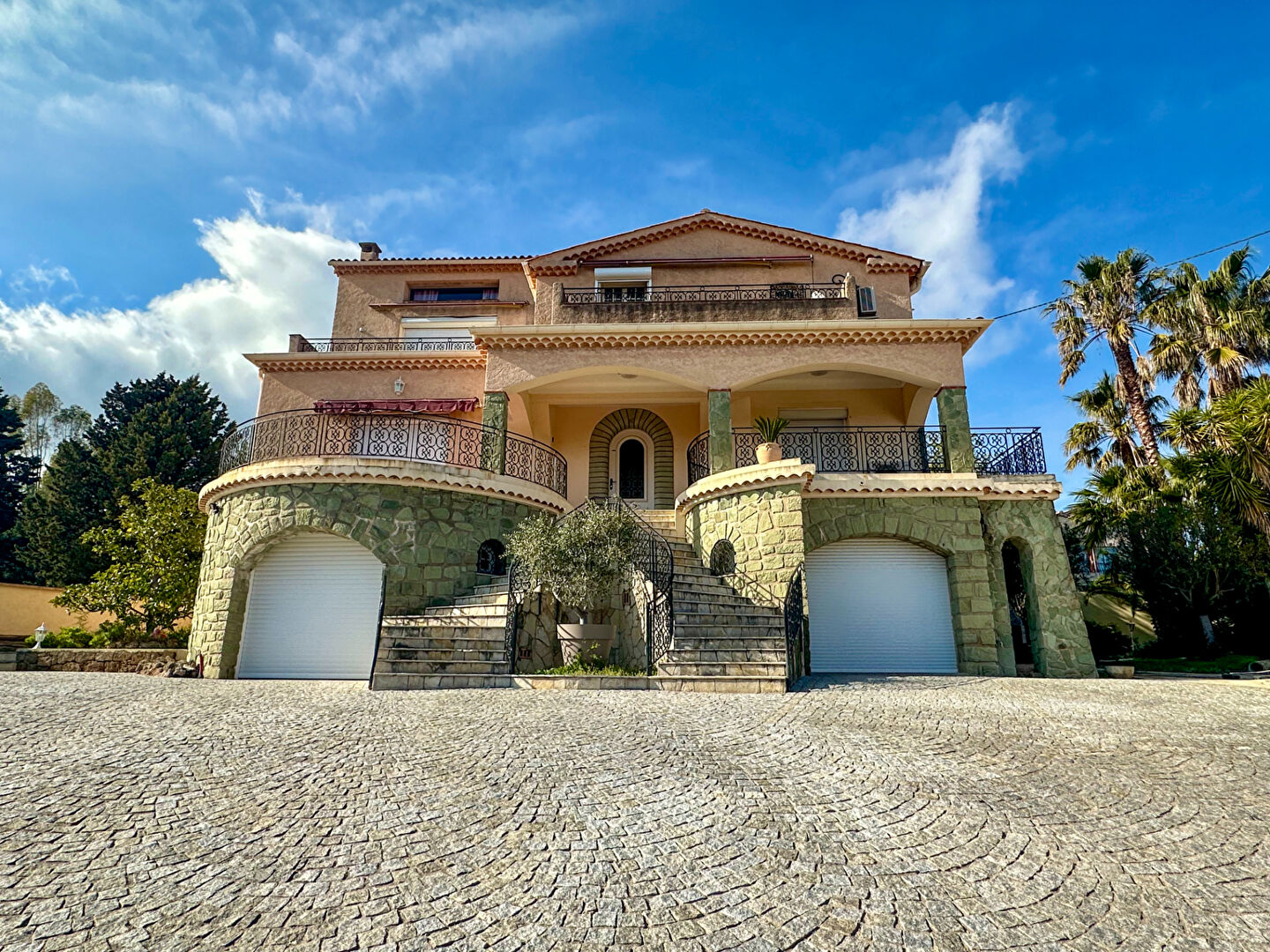 APPARTEMENT 3 PIECES DUPLEX AVEC VUE MER ET TERRASSE, 2 PLACES DE PARKING À SAINT AYGULF