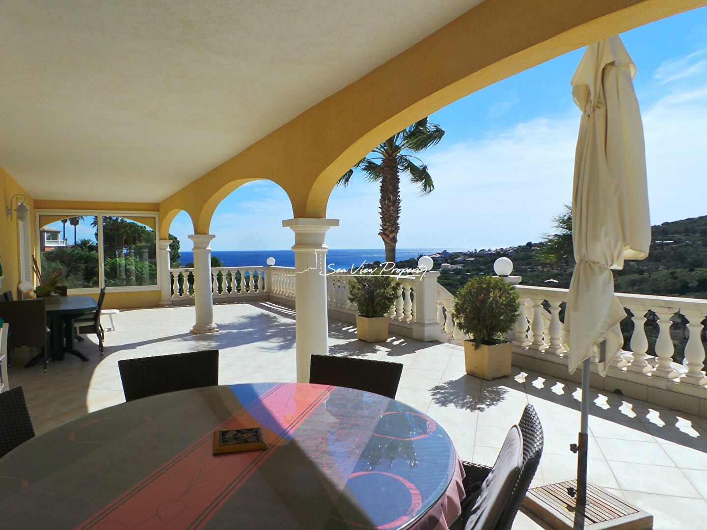 Photo VILLA 225M² 7 PIECES VUE MER, PISCINE ET GARAGE, DANS UN DOMAINE PRIVE DES ISSAMBRES image 2/6