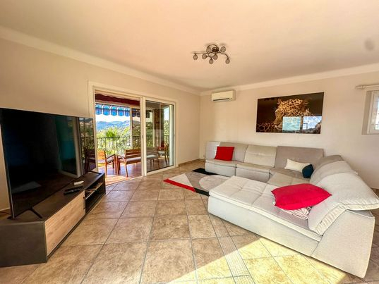 Photo VILLA 7 PIECES 200M2 AVEC VUE MER DEGAGEE, PISCINE, 2 APPARTEMENTS - AUX ISSAMBRES image 5/6