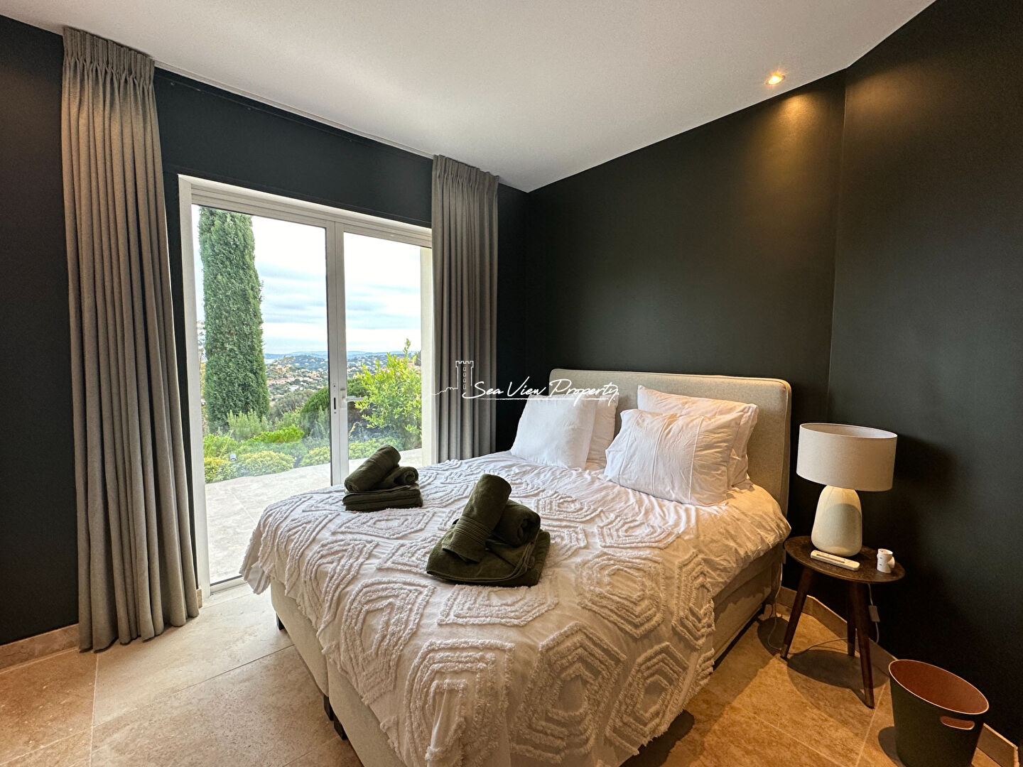 Photo VILLA CONTEMPORAINE 300M² 7 PIECES AVEC VUE MER, PISCINE, PRESTATIONS QUALITATIVES, A SAINTE MAXIME image 3/5