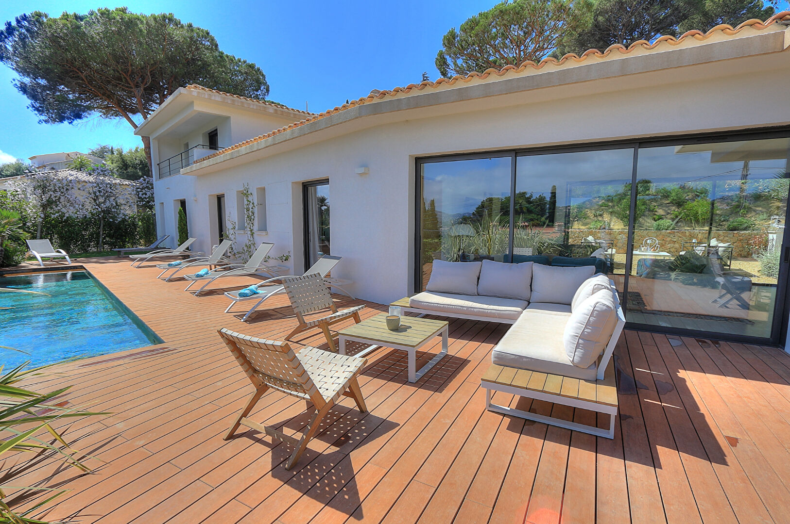 VILLA CONTEMPORAINE VUE MER PROCHE CENTRE 4 CHAMBRES GARAGE PISCINE SAINTE-MAXIME