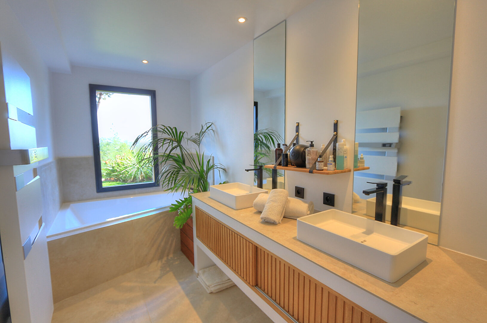 Photo VILLA CONTEMPORAINE VUE MER PROCHE CENTRE 4 CHAMBRES GARAGE PISCINE SAINTE-MAXIME image 5/6