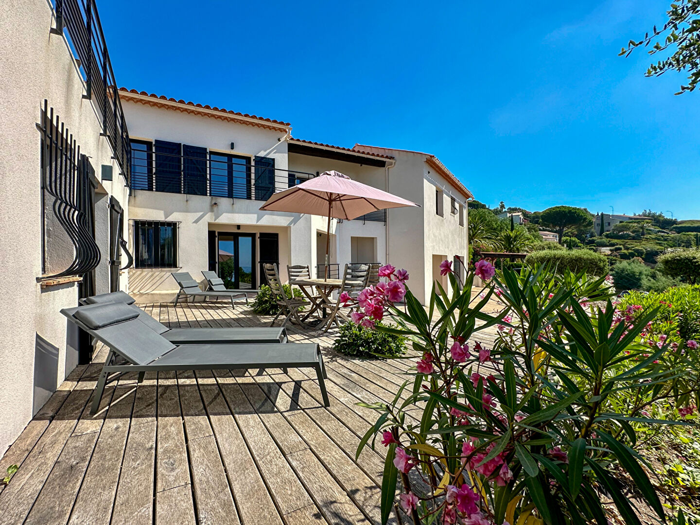 Photo À VENDRE  VILLA PROVENÇALE  7 PIÈCES AVEC PISCINE, GARAGE ET VUE MER PANORAMIQUE image 2/6