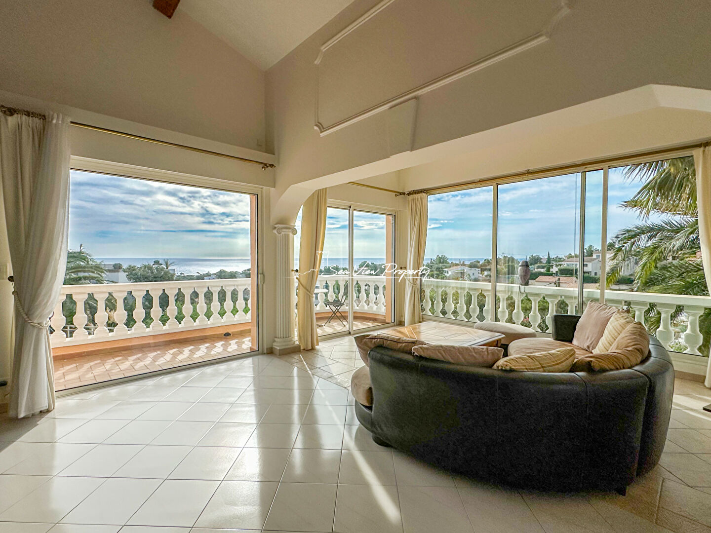 Photo VILLA DE 212 M² AVEC VUE MER DIVISÉE EN 2 APPARTEMENTS 4 CHAMBRES 3 SALLES DE BAIN ET UN DOUBLE GARAGE, À SAINT AYGULF image 3/6