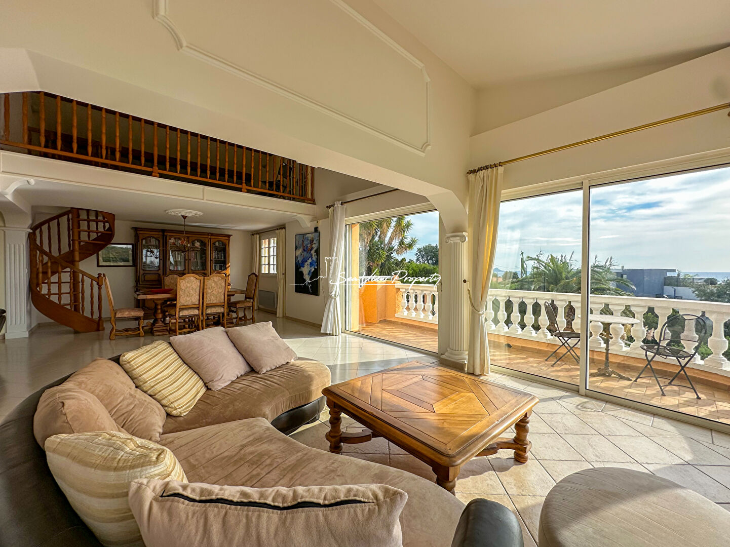 Photo VILLA DE 212 M² AVEC VUE MER DIVISÉE EN 2 APPARTEMENTS 4 CHAMBRES 3 SALLES DE BAIN ET UN DOUBLE GARAGE, À SAINT AYGULF image 4/6