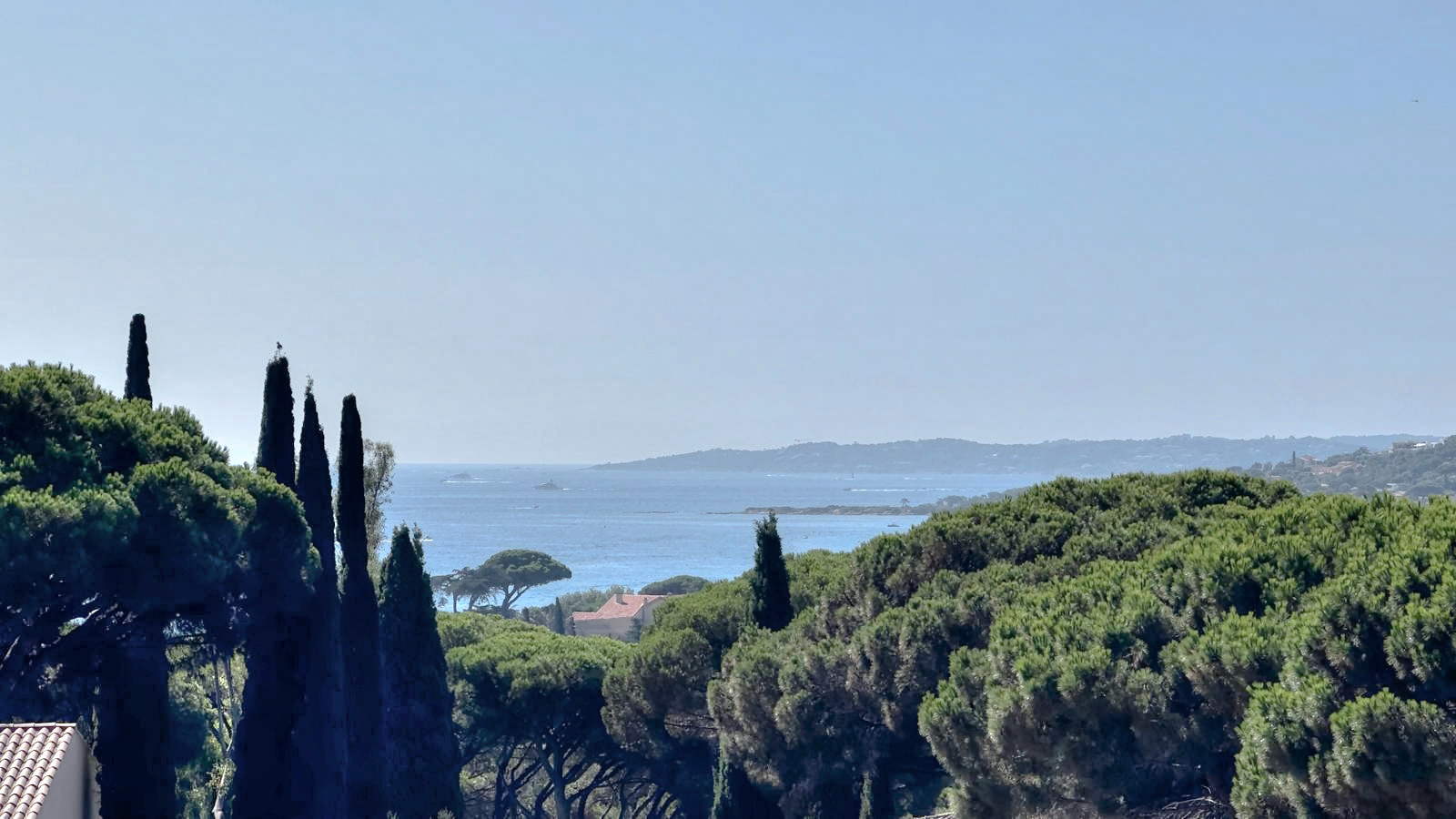 A VENDRE APPARTEMENT T.2 DE 27M2 VUE MER DANS UNE RESIDENCE PRISEE AVEC PISCINE, A PIED DES PLAGES A SAINTE MAXIME