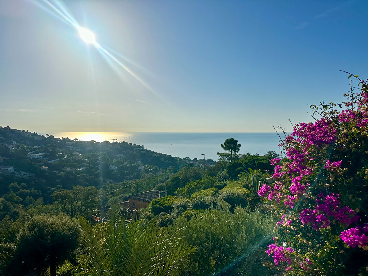 Photo VILLA DE 173M²  VUE MER 5 PIÈCES COMPRENANT 4 CHAMBRES AVEC PISCINE ET GARAGE  SITUÉE AUX ISSAMBRES image 1/6
