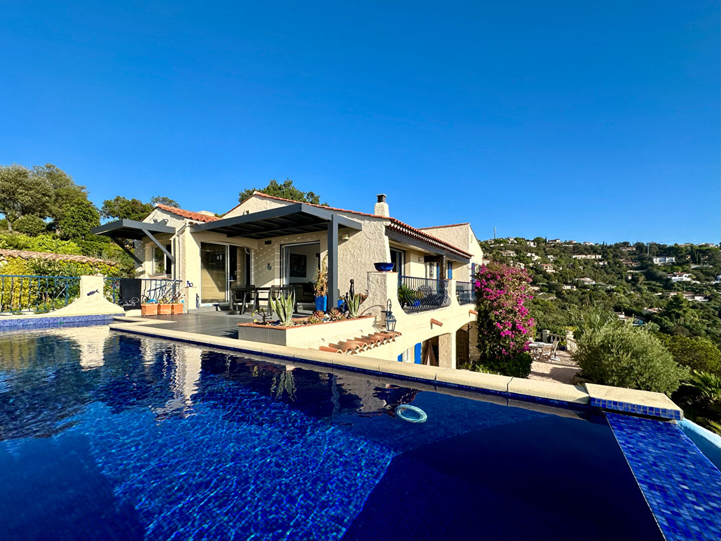 Photo VILLA DE 173M²  VUE MER 5 PIÈCES COMPRENANT 4 CHAMBRES AVEC PISCINE ET GARAGE  SITUÉE AUX ISSAMBRES image 2/6