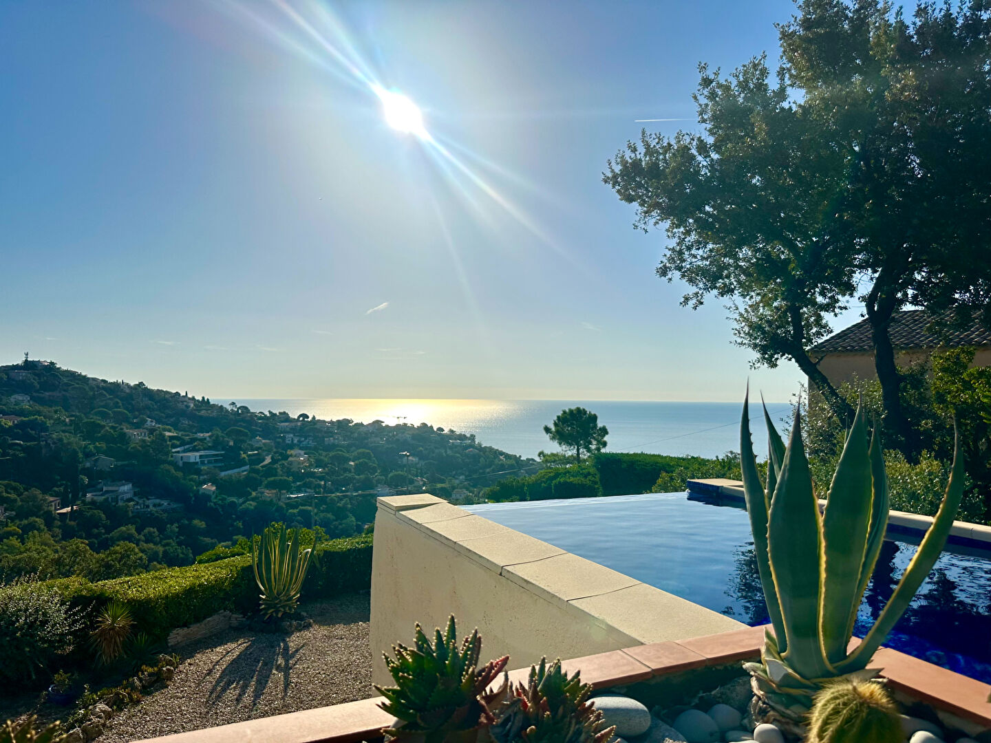 Photo VILLA DE 173M²  VUE MER 5 PIÈCES COMPRENANT 4 CHAMBRES AVEC PISCINE ET GARAGE  SITUÉE AUX ISSAMBRES image 3/6