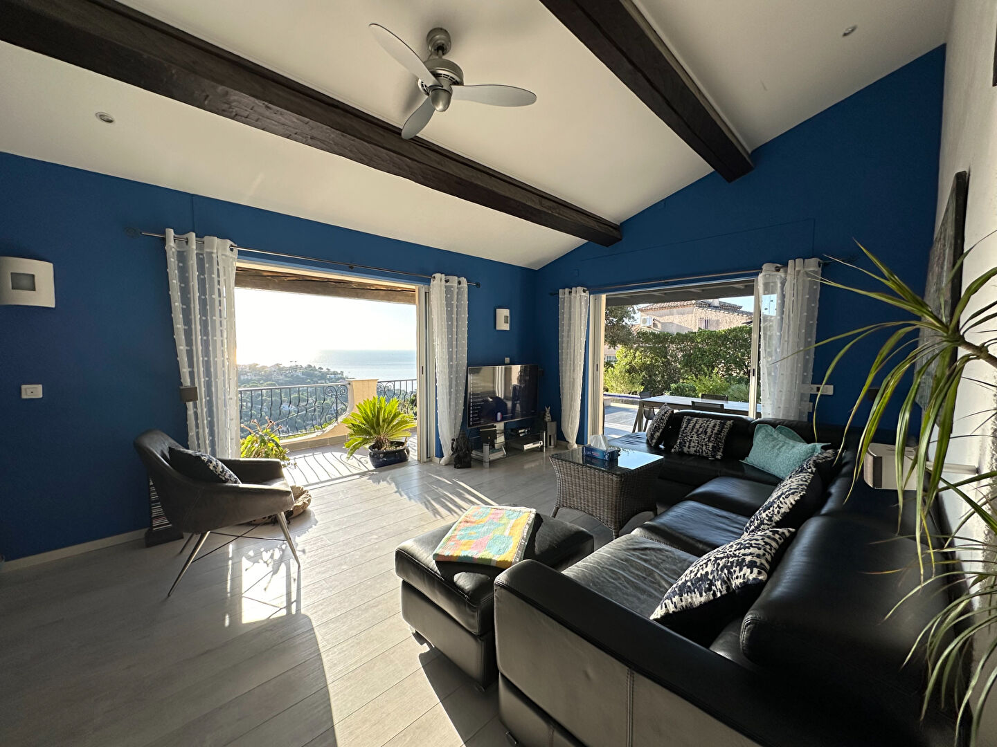 Photo VILLA DE 173M²  VUE MER 5 PIÈCES COMPRENANT 4 CHAMBRES AVEC PISCINE ET GARAGE  SITUÉE AUX ISSAMBRES image 4/6