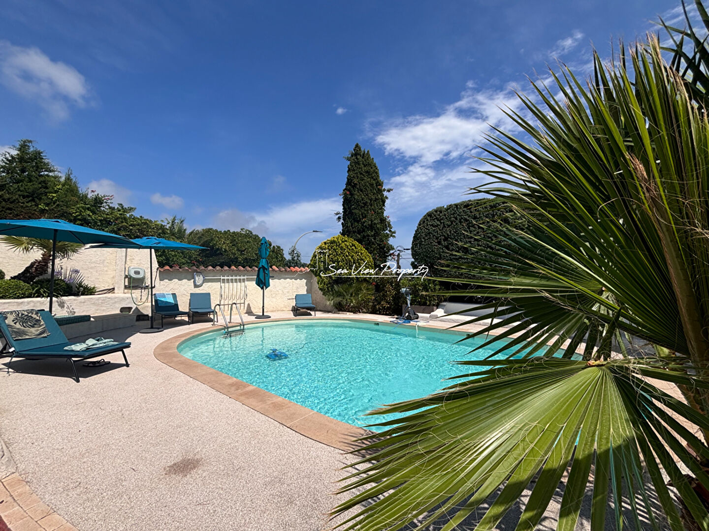 Photo VILLA PROVENÇALE DE 193 M² AVEC 5 CHAMBRES VUE MER PISCINE TERRAIN DE PÉTANQUE ET GARAGE AVEC ATELIER, AUX ISSAMBRES image 2/6