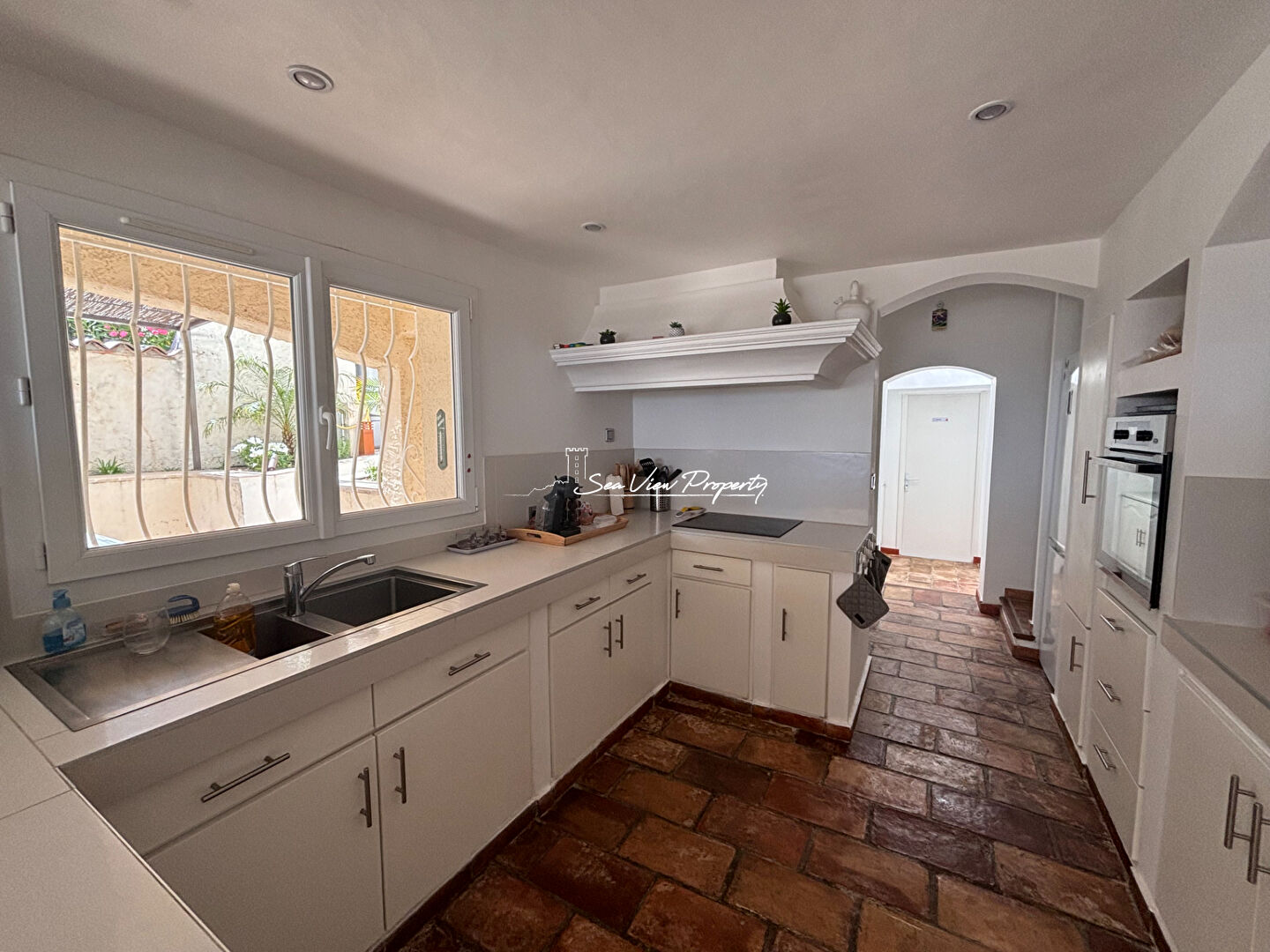 Photo VILLA PROVENÇALE DE 193 M² AVEC 5 CHAMBRES VUE MER PISCINE TERRAIN DE PÉTANQUE ET GARAGE AVEC ATELIER, AUX ISSAMBRES image 5/6