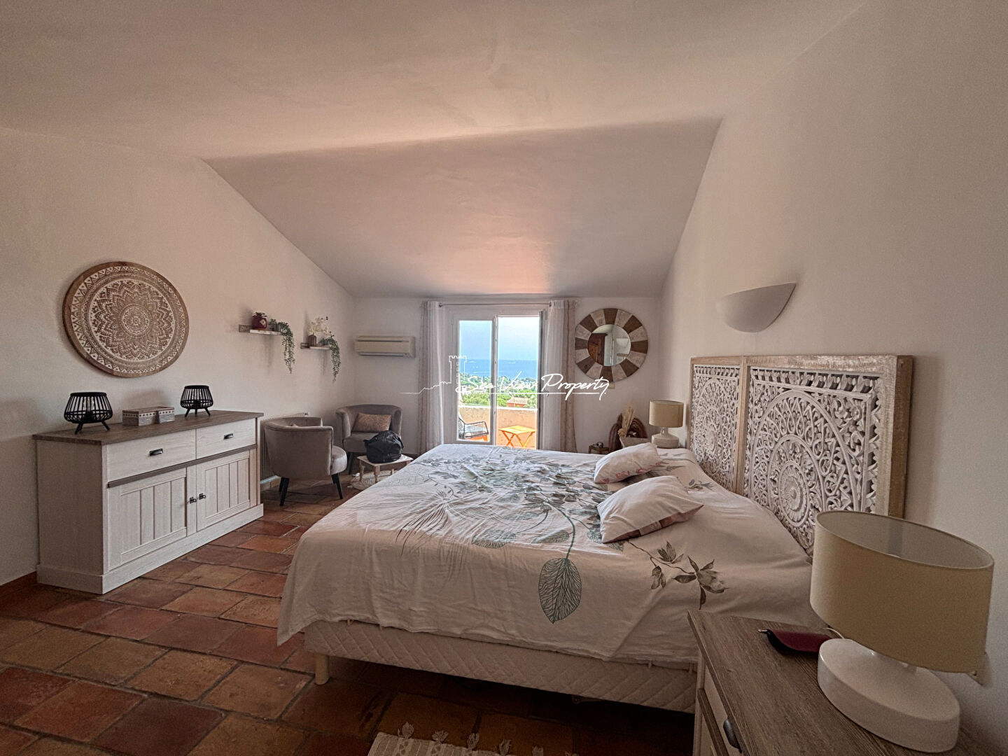 Photo VILLA PROVENÇALE DE 193 M² AVEC 5 CHAMBRES VUE MER PISCINE TERRAIN DE PÉTANQUE ET GARAGE AVEC ATELIER, AUX ISSAMBRES image 6/6