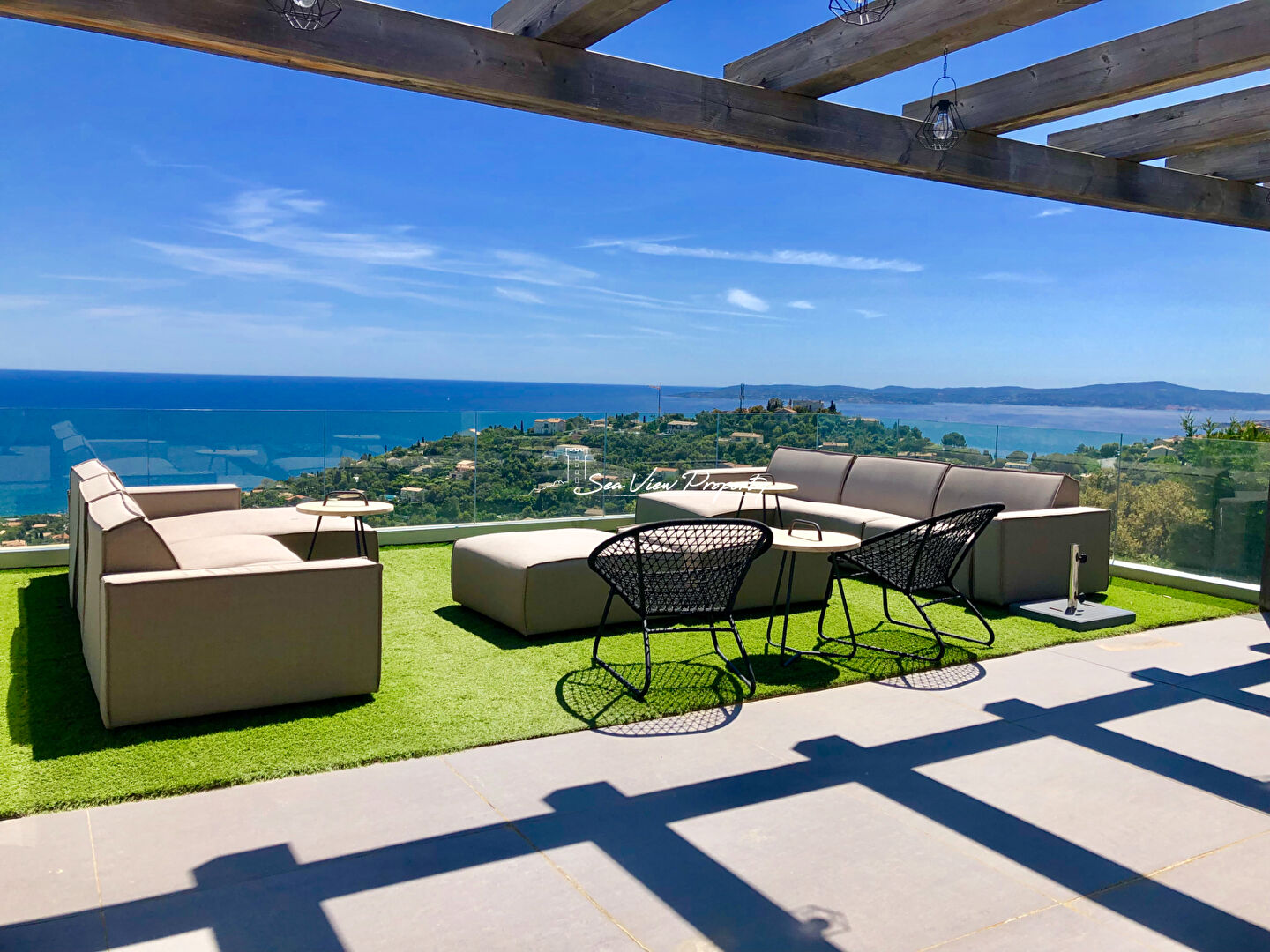 Photo VILLA CONTEMPORAINE DE 250M2 RENOVEE AVEC VUE MER PANORAMIQUE 5 CHAMBRES POOL HOUSE  ET DOUBLE GARAGE, AUX ISSAMBRES image 2/6