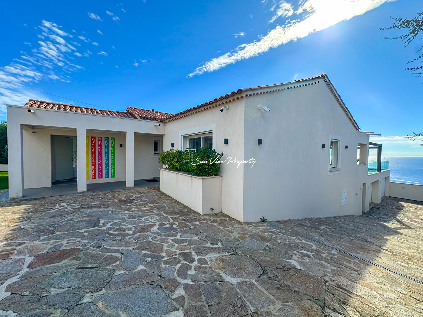 Photo VILLA CONTEMPORAINE DE 250M2 RENOVEE AVEC VUE MER PANORAMIQUE 5 CHAMBRES POOL HOUSE  ET DOUBLE GARAGE, AUX ISSAMBRES image 4/6