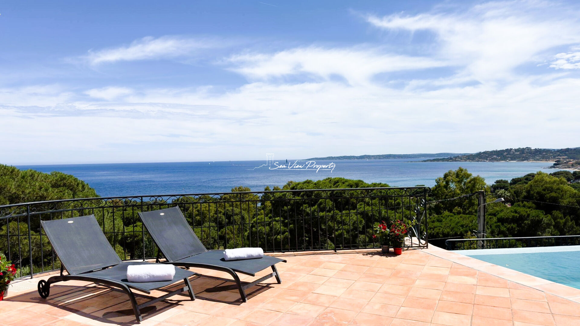 Photo À VENDRE VILLA 8 PIÈCES DE 160 M² AVEC MAGNIFIQUE VUE SUR LA MER, PROCHE DES PLAGES À SAINTE-MAXIME image 2/6