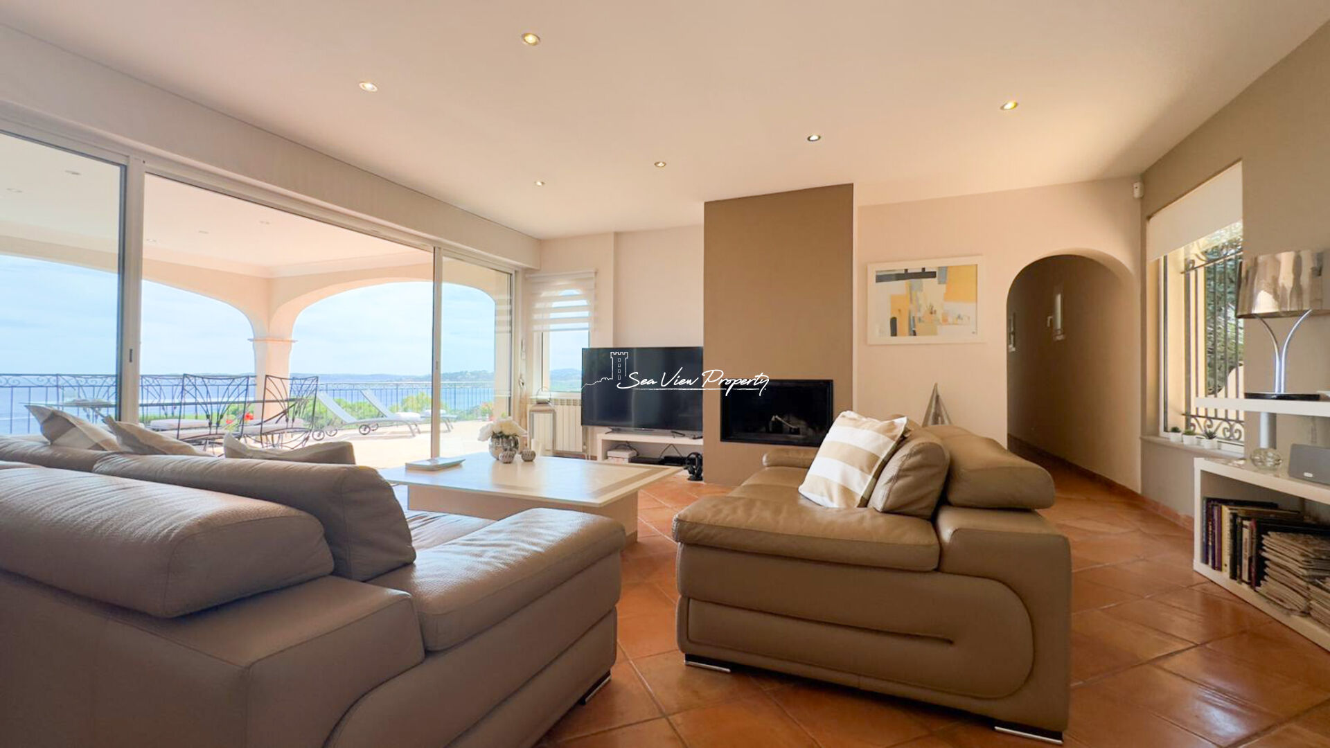 Photo À VENDRE VILLA 8 PIÈCES DE 160 M² AVEC MAGNIFIQUE VUE SUR LA MER, PROCHE DES PLAGES À SAINTE-MAXIME image 3/6