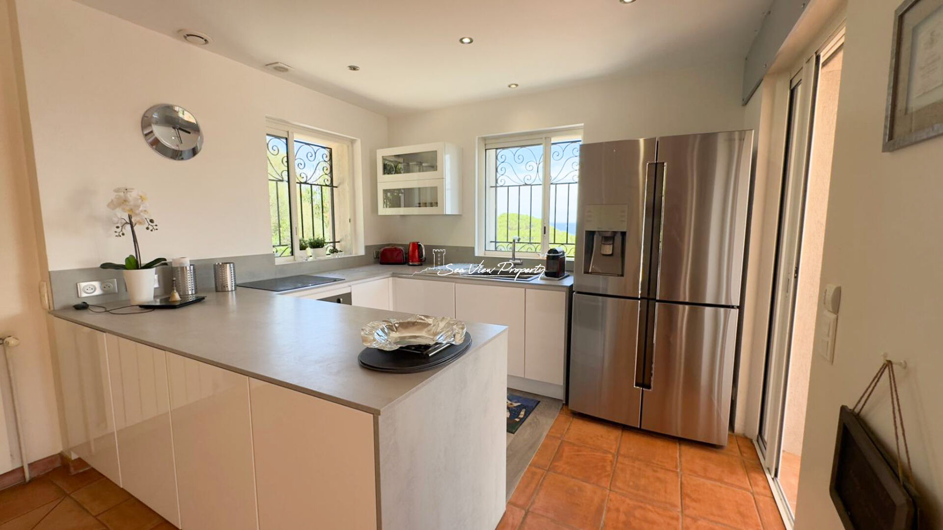 Photo À VENDRE VILLA 8 PIÈCES DE 160 M² AVEC MAGNIFIQUE VUE SUR LA MER, PROCHE DES PLAGES À SAINTE-MAXIME image 5/6