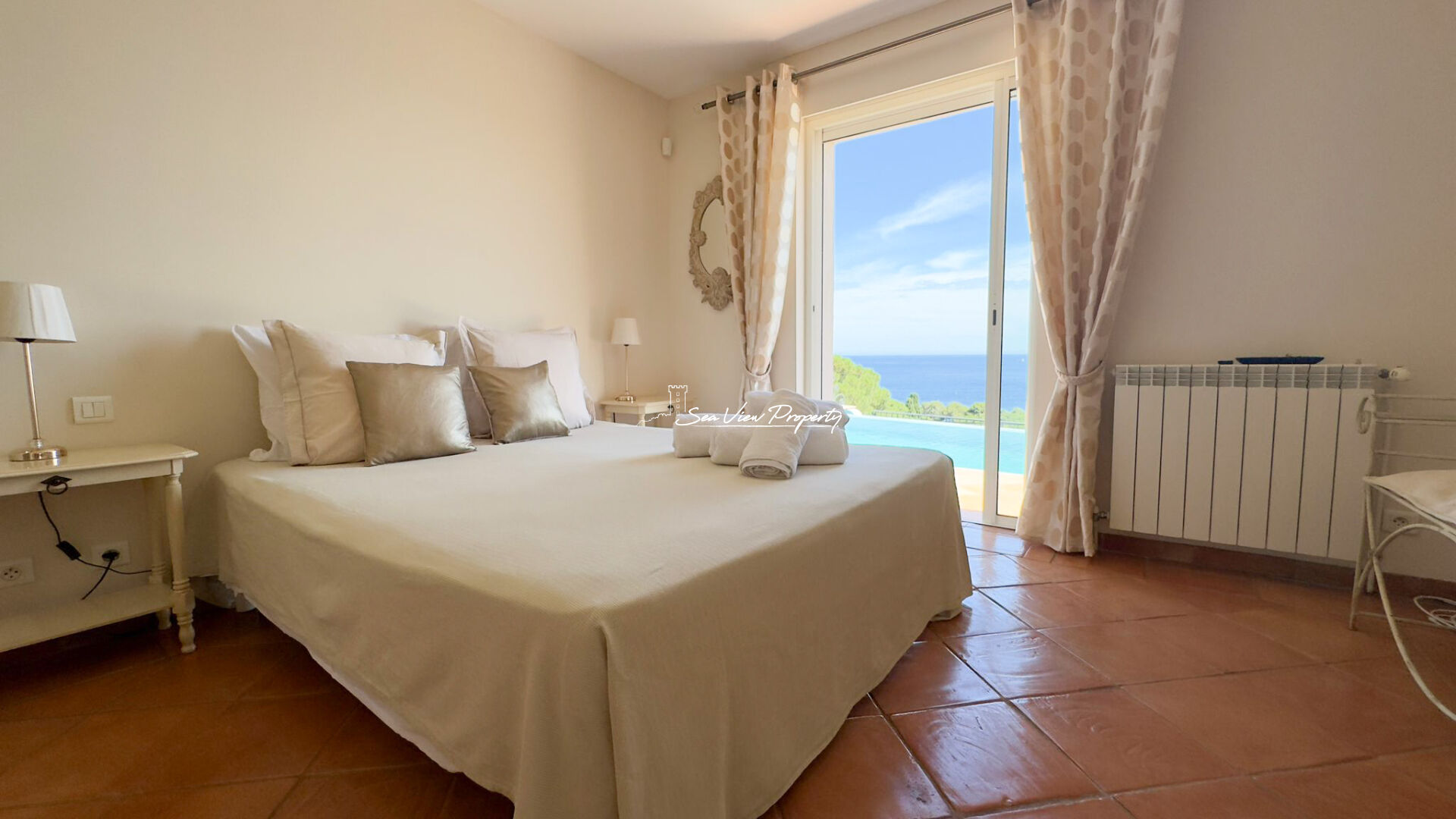 Photo À VENDRE VILLA 8 PIÈCES DE 160 M² AVEC MAGNIFIQUE VUE SUR LA MER, PROCHE DES PLAGES À SAINTE-MAXIME image 6/6