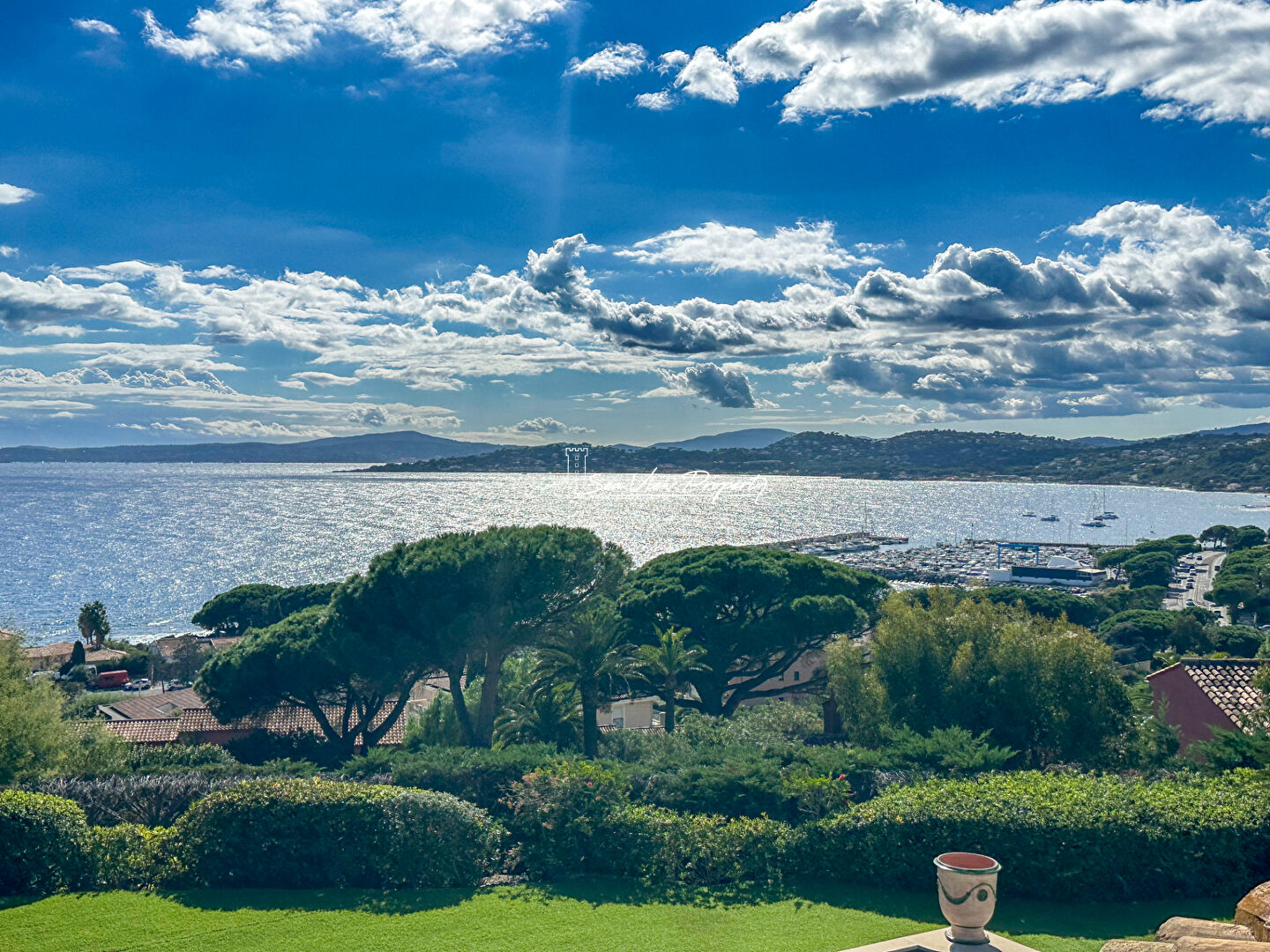 À VENDRE VILLA AVEC VUE MER, 5 CHAMBRES, HAMMAM, SALLE DE CINÉMA, GARAGE ET PISCINE À DÉBORDEMENT, À QUELQUES PAS DU CENTRE-VILLE DES ISSAMBRES